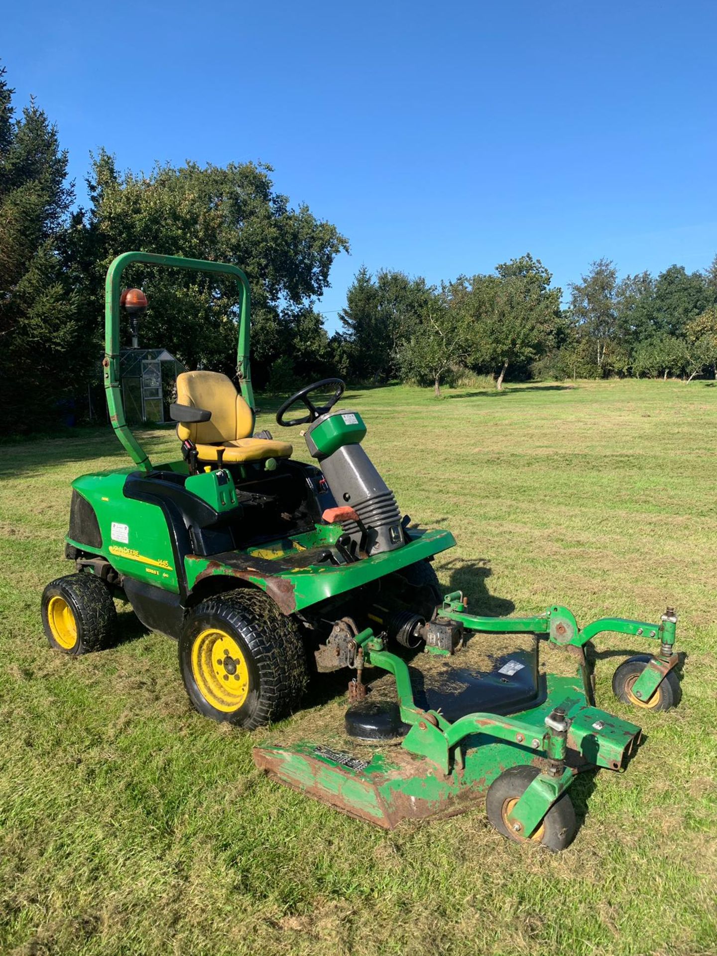 JOHN DEERE 1445 SERIES II 4WD RIDE ON DIESEL LAWN MOWER C/W OUT-FRONT ROTARY CUTTING DECK *PLUS VAT* - Image 2 of 14