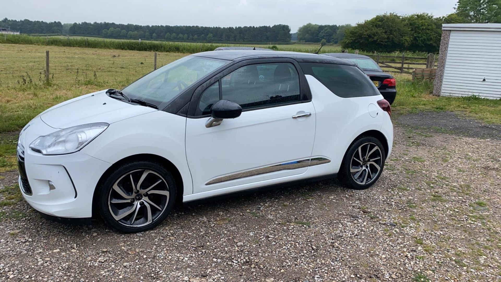 2015/65 REG CITROEN DS 3 BLUE HDI DSTYLE NAV 1.6 DIESEL WHITE 3DR HATCHBACK, SHOWING 2 FORMER KEEPER