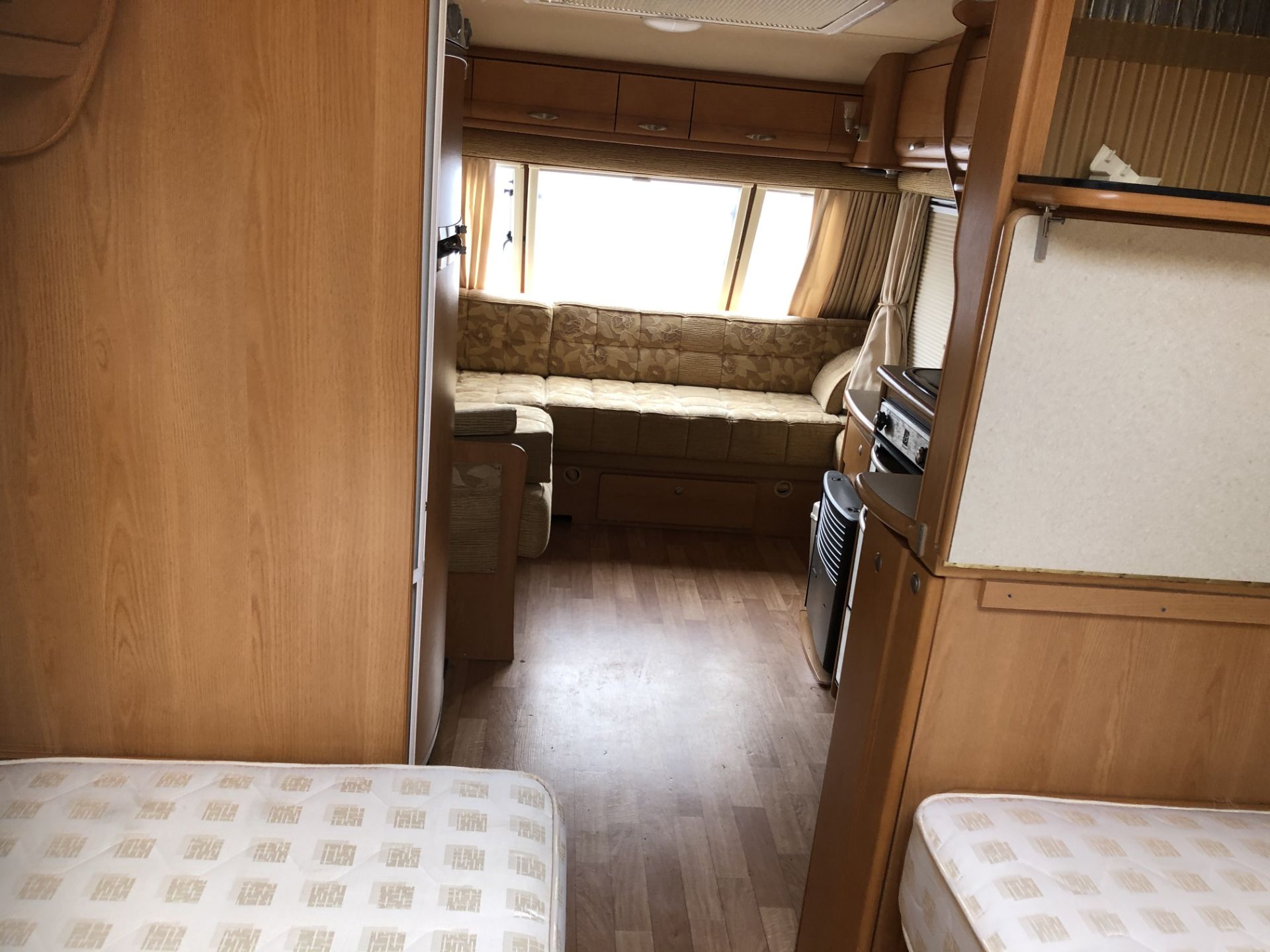 LUXURY 2009 BUCCANEER CLIPPER TWIN AXLE 4 BERTH CARAVAN WITH END WASHROOM *NO VAT* - Image 7 of 20