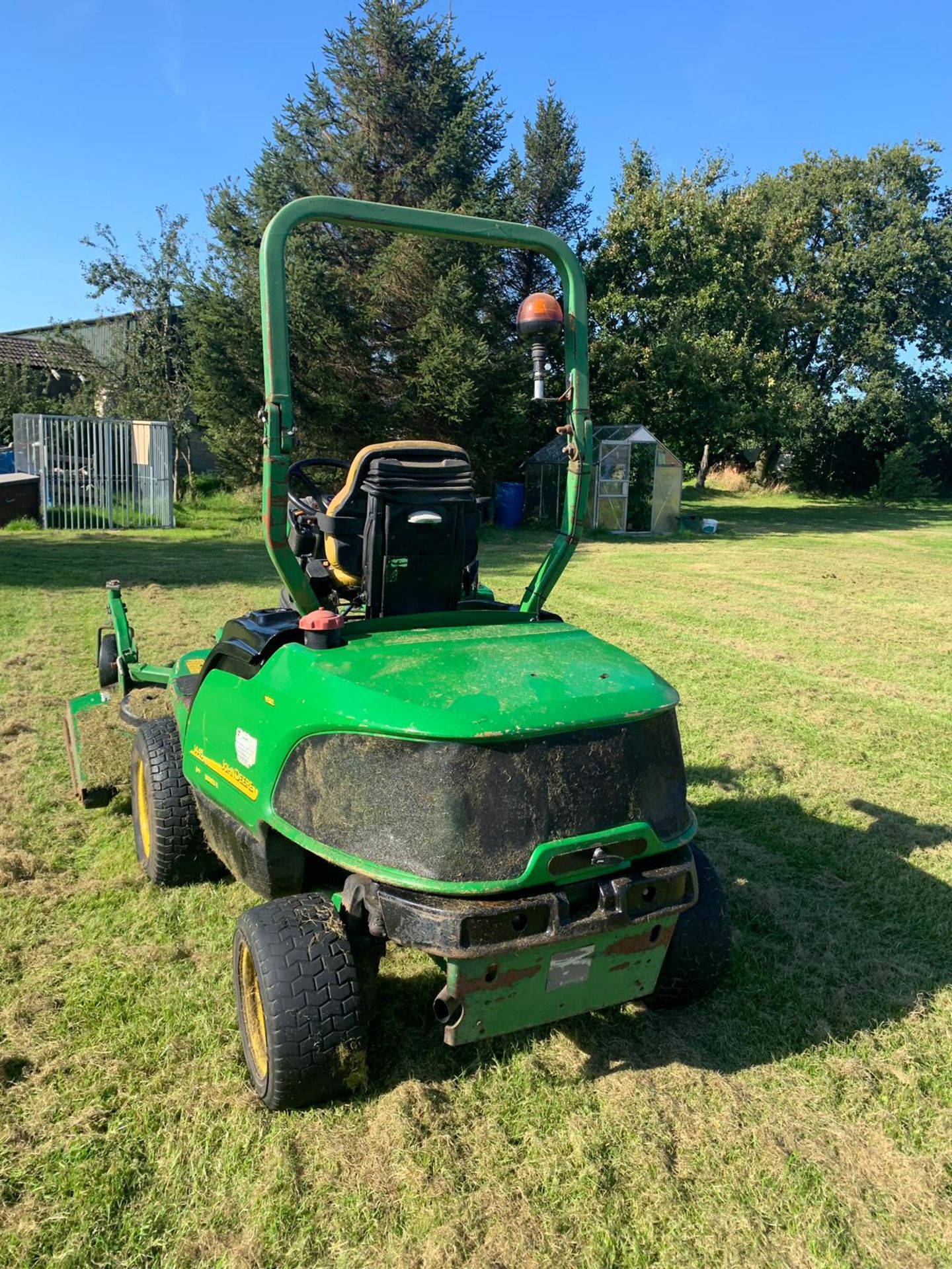 JOHN DEERE 1445 SERIES II 4WD RIDE ON DIESEL LAWN MOWER C/W OUT-FRONT ROTARY CUTTING DECK *PLUS VAT* - Image 10 of 14