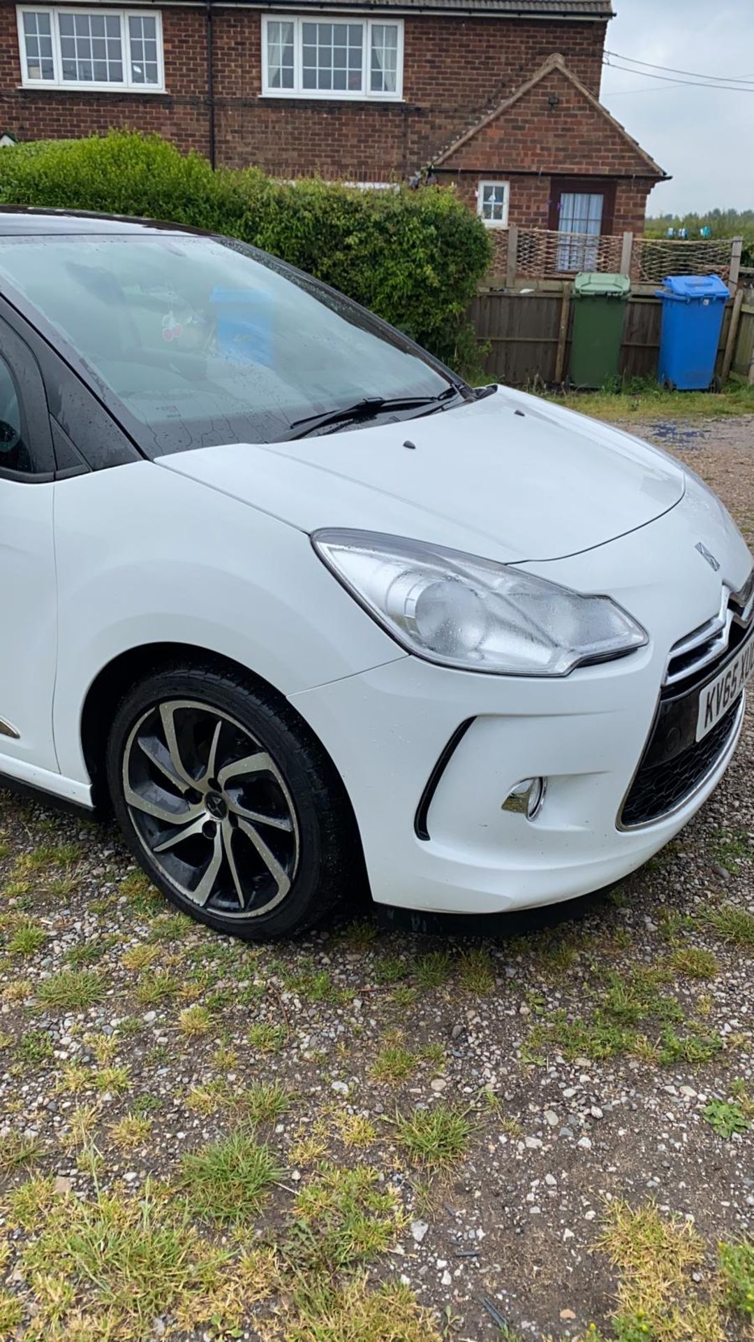 2015/65 REG CITROEN DS 3 BLUE HDI DSTYLE NAV 1.6 DIESEL WHITE 3DR HATCHBACK, SHOWING 2 FORMER KEEPER - Image 2 of 11