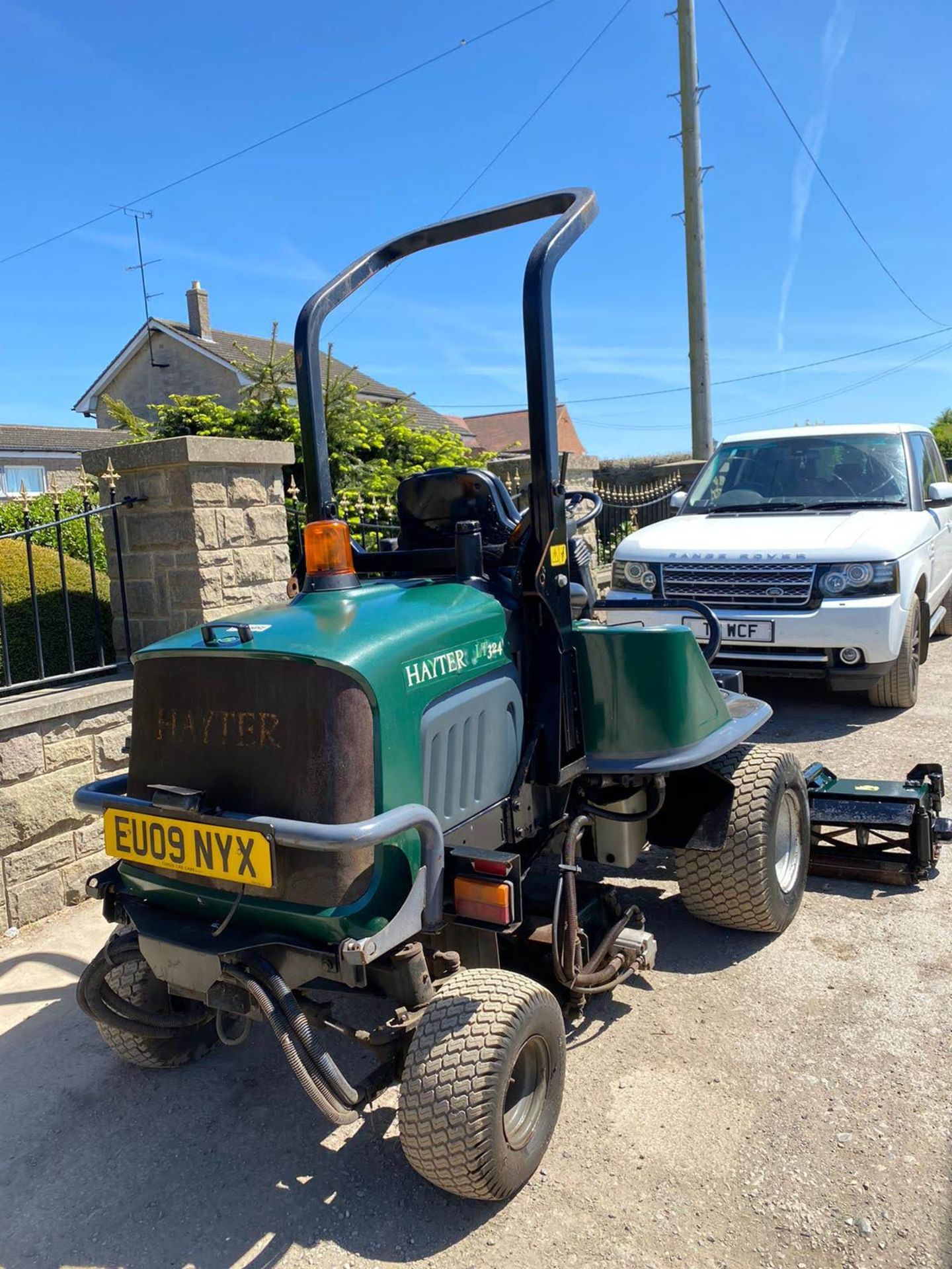 2009 HAYTER 324 PROFESSIONAL RIDE ON LAWN MOWER, 4 WHEEL DRIVE, RUNS, WORKS, CUTS *PLUS VAT* - Image 5 of 6