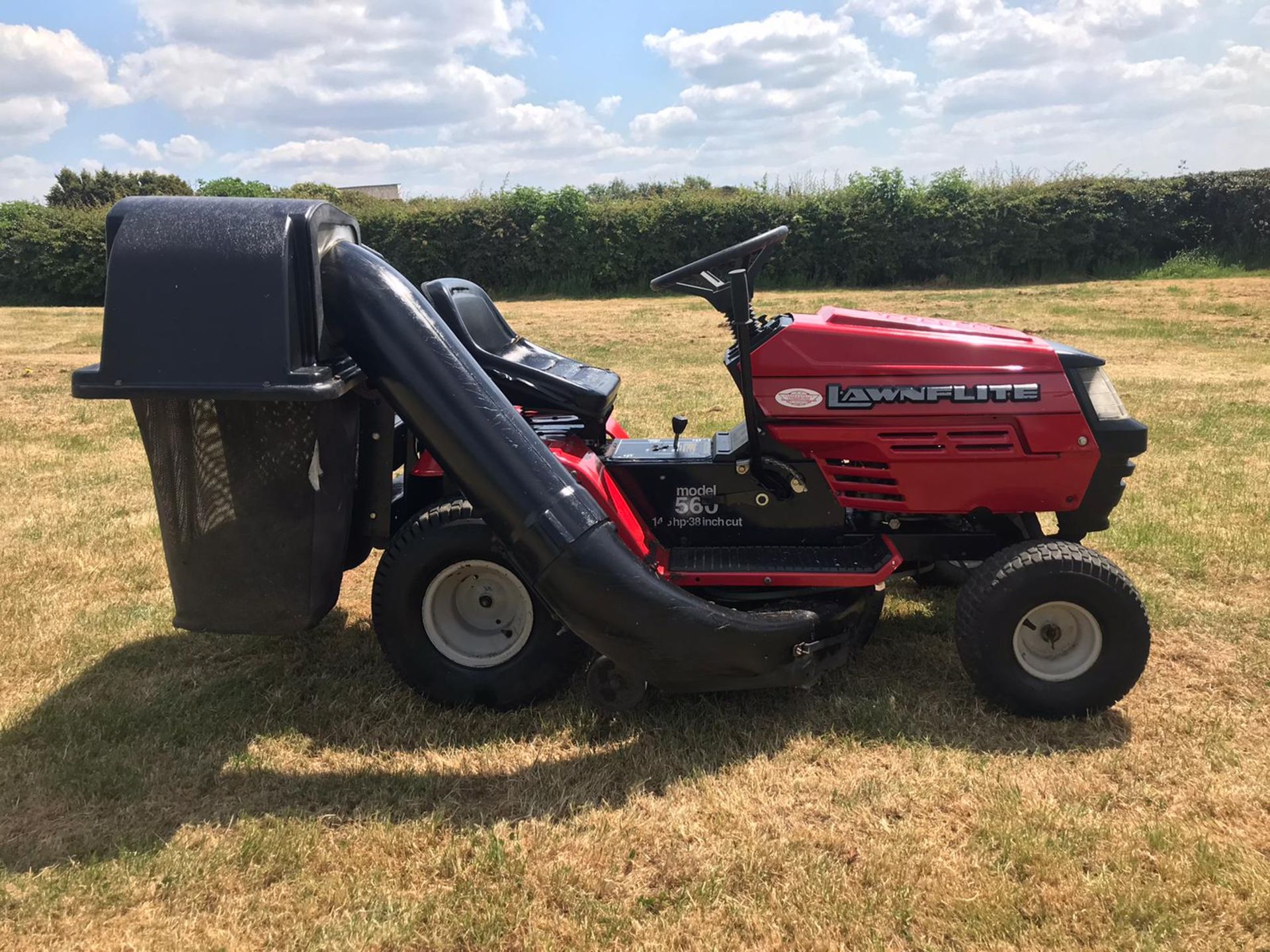 LAWNFLITE MODEL 560 RIDE ON LAWN MOWER, RUNS, DRIVES AND CUTS *NO VAT*