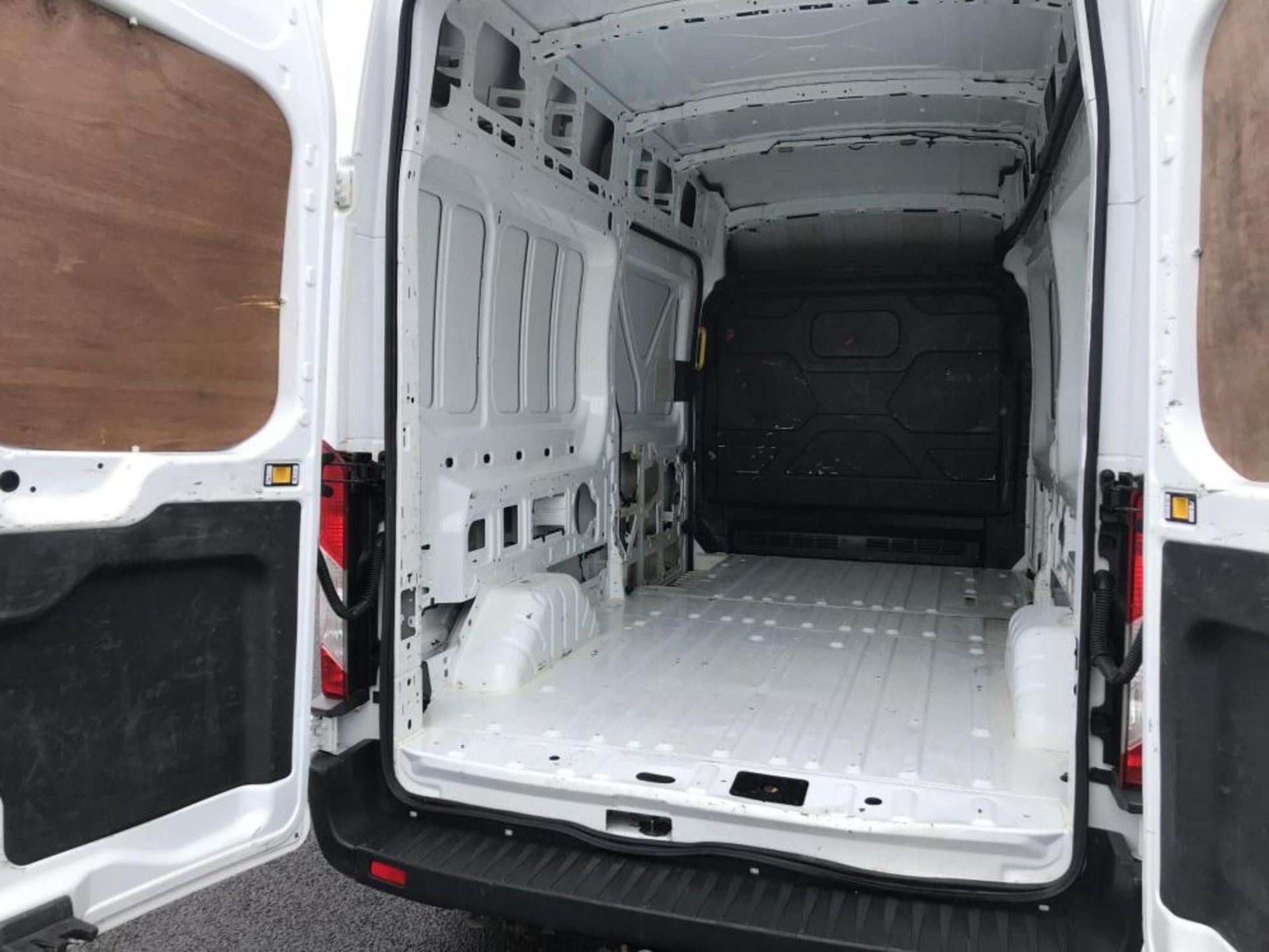 2015/65 REG FORD TRANSIT 125T350 LWB 2.2 DIESEL WHITE PANEL VAN, SHOWING 1 FORMER KEEPER *PLUS VAT* - Image 8 of 13