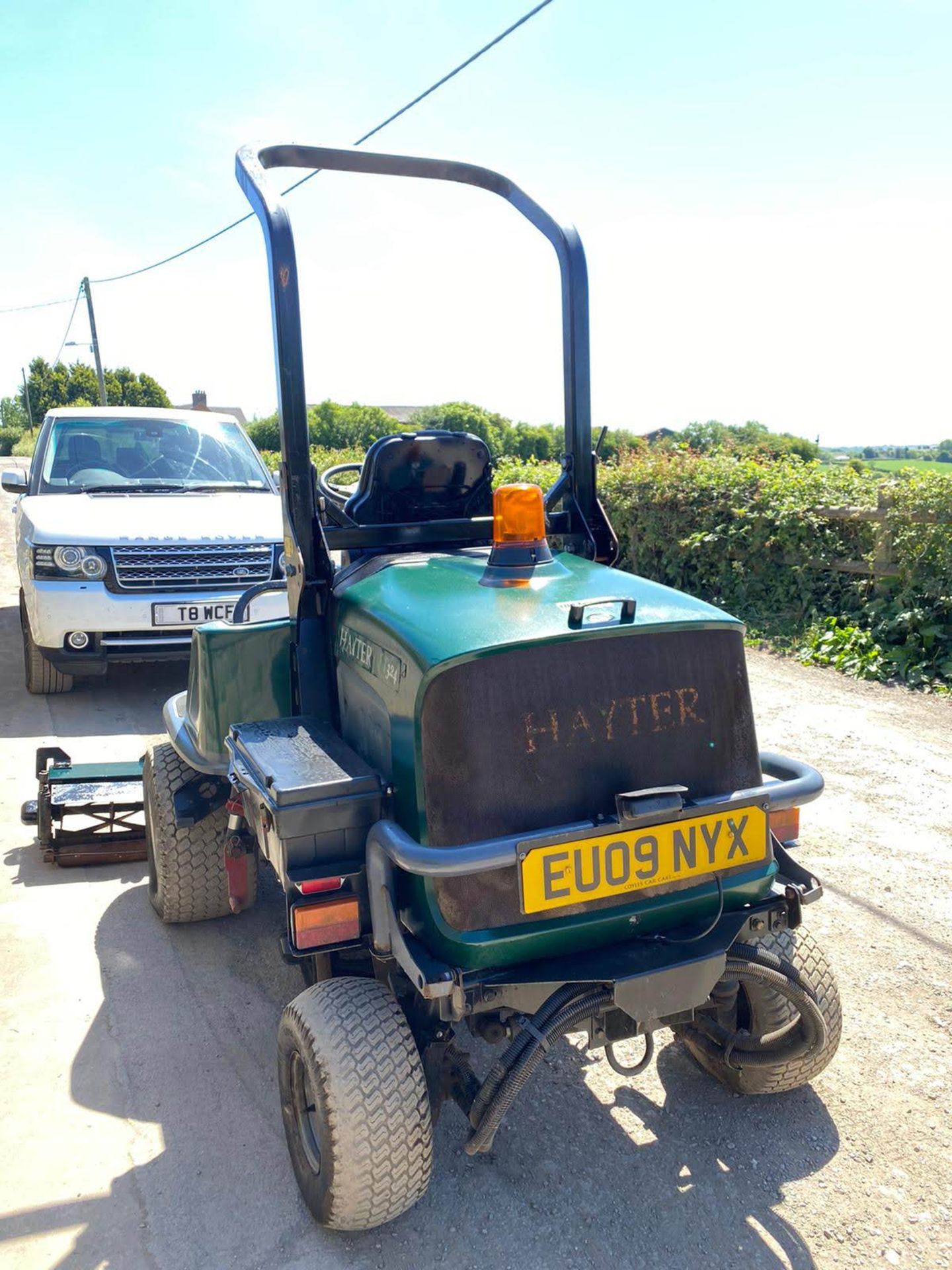 2009 HAYTER 324 PROFESSIONAL RIDE ON LAWN MOWER, 4 WHEEL DRIVE, RUNS, WORKS, CUTS *PLUS VAT* - Image 4 of 6