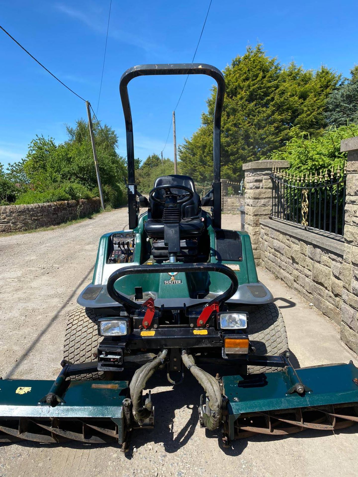 2009 HAYTER 324 PROFESSIONAL RIDE ON LAWN MOWER, 4 WHEEL DRIVE, RUNS, WORKS, CUTS *PLUS VAT* - Image 2 of 6