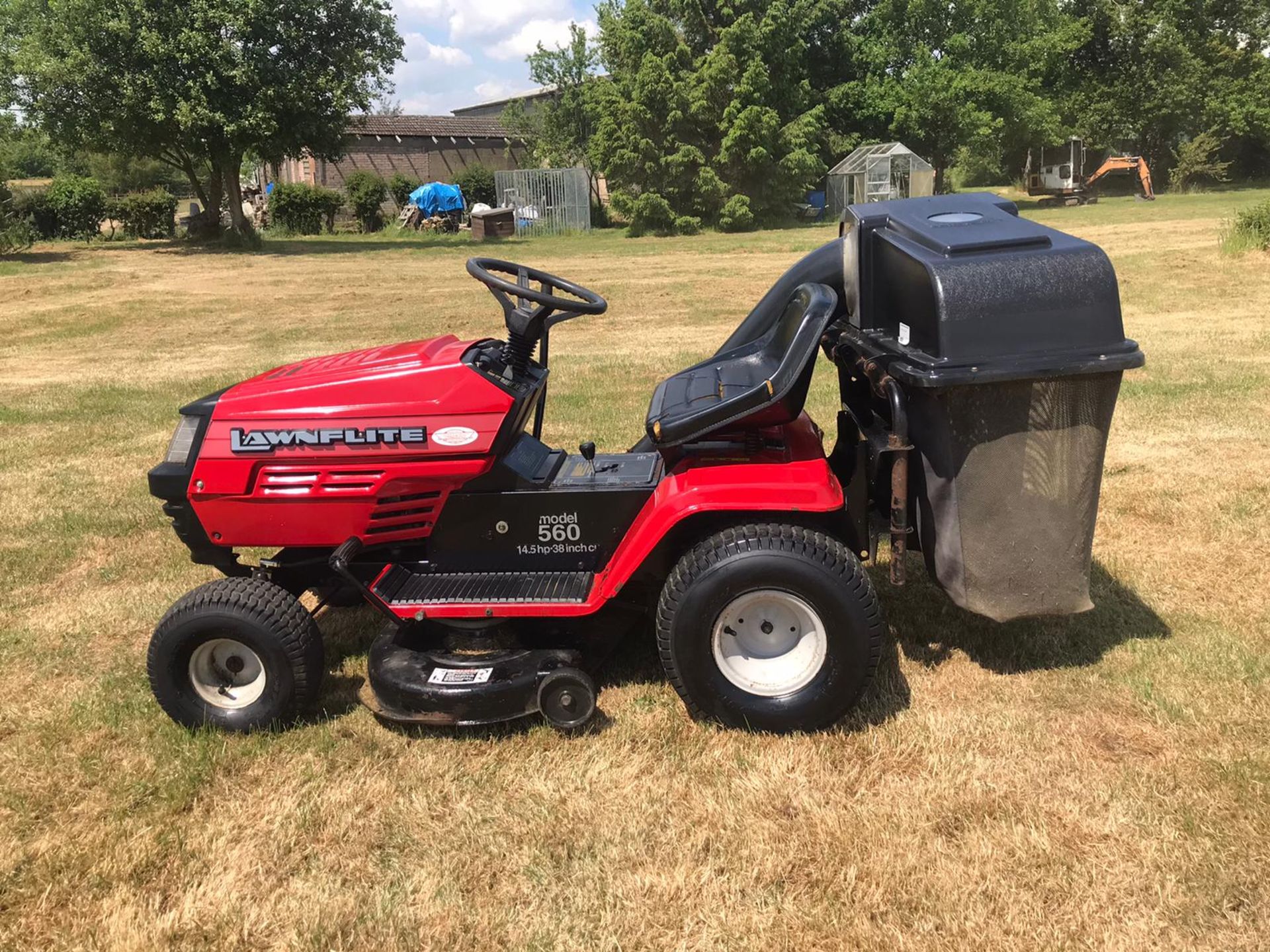 LAWNFLITE MODEL 560 RIDE ON LAWN MOWER, RUNS, DRIVES AND CUTS *NO VAT* - Image 4 of 4