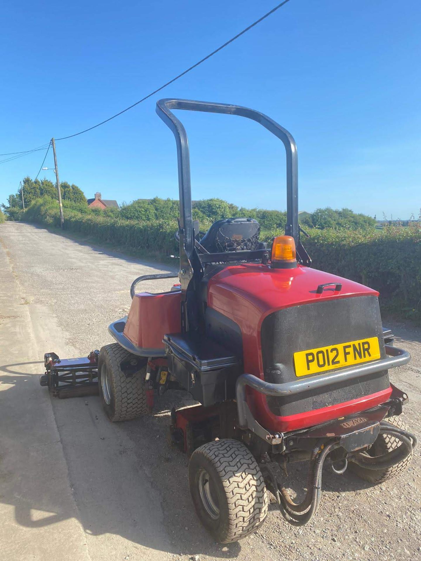 2012 TORO LT3240 RIDE ON LAWN MOWER, LOW HOURS - ONLY 1700, 4 WHEEL DRIVE, IN GOOD CONDITION - Image 3 of 9