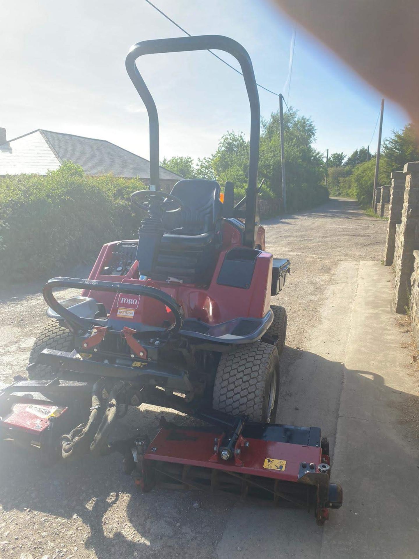 2012 TORO LT3240 RIDE ON LAWN MOWER, LOW HOURS - ONLY 1700, 4 WHEEL DRIVE, IN GOOD CONDITION - Image 2 of 9