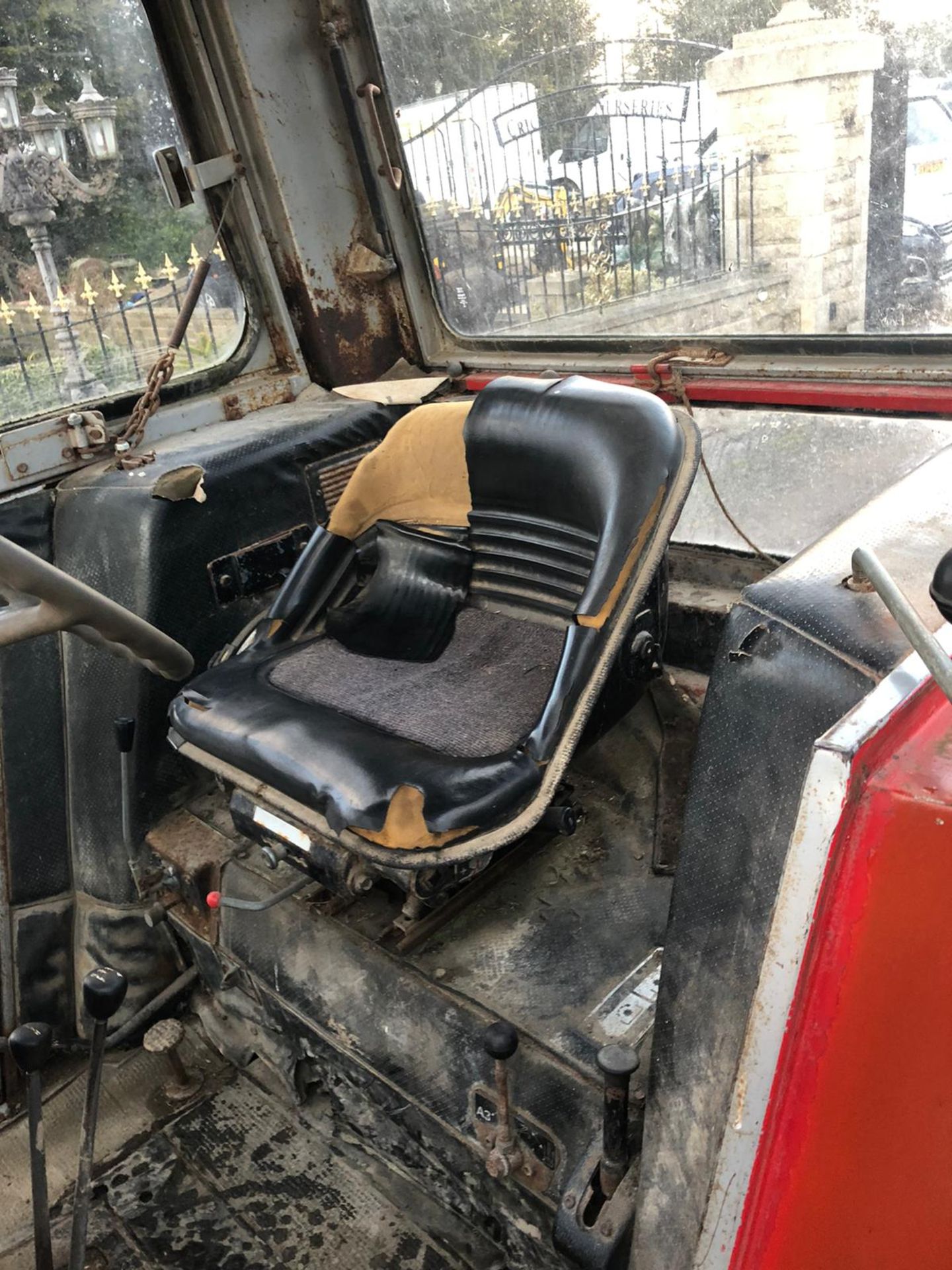 MASSEY FERGUSON 575 TRACTOR RUNS, WORKS AND DRIVES, GOOD TYRES, FULL CAB *PLUS VAT* - Image 7 of 8