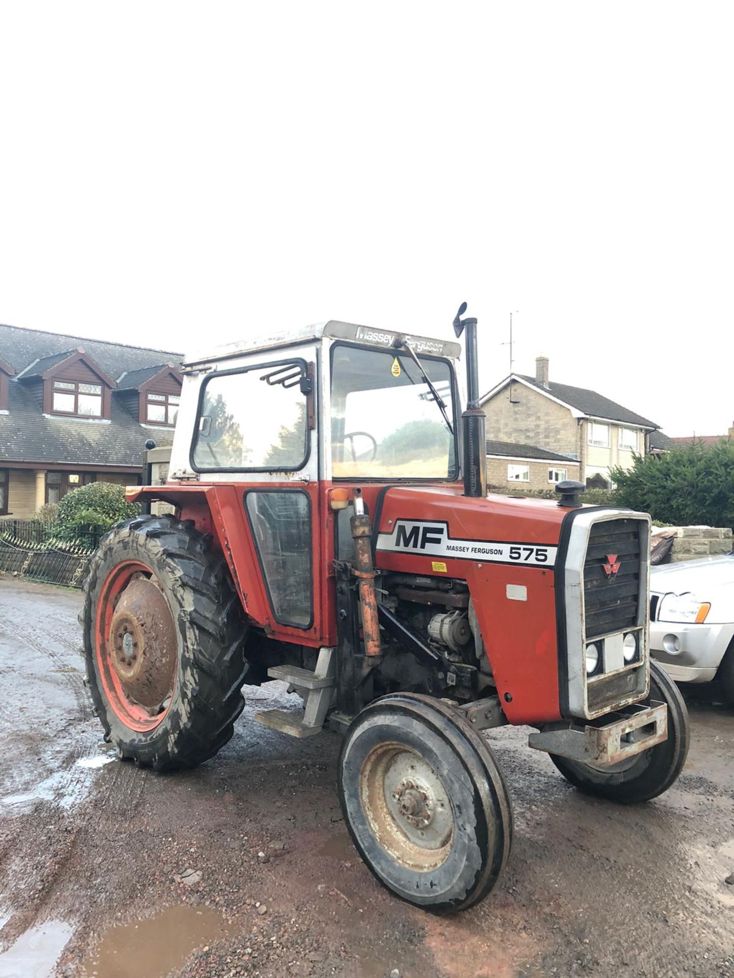 MASSEY FERGUSON 575 TRACTOR RUNS, WORKS AND DRIVES, GOOD TYRES, FULL CAB *PLUS VAT*