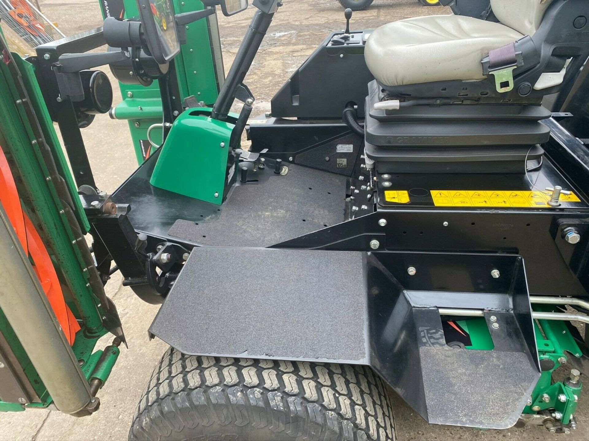 IMMACULATE! RANSOMES PARKWAY 3 TRIPLE CYLINDER MOWER, ONLY 953 HOURS, YEAR 2015, NEW CYLINDERS ETC - Image 8 of 10
