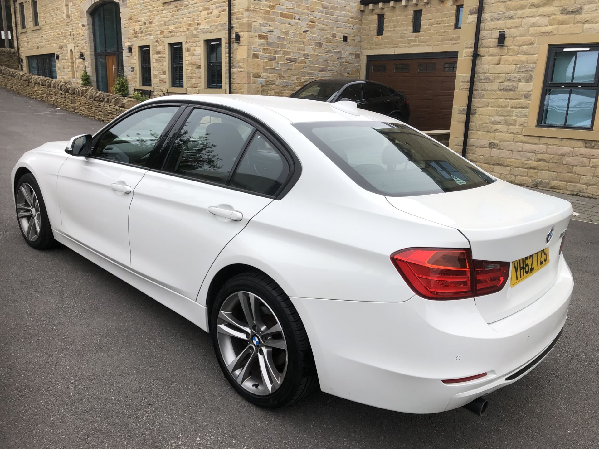 2012/62 REG BMW 320D SPORT 2.0 DIESEL 4 DOOR SALOON WHITE, SHOWING 2 FORMER KEEPERS *NO VAT* - Image 6 of 11