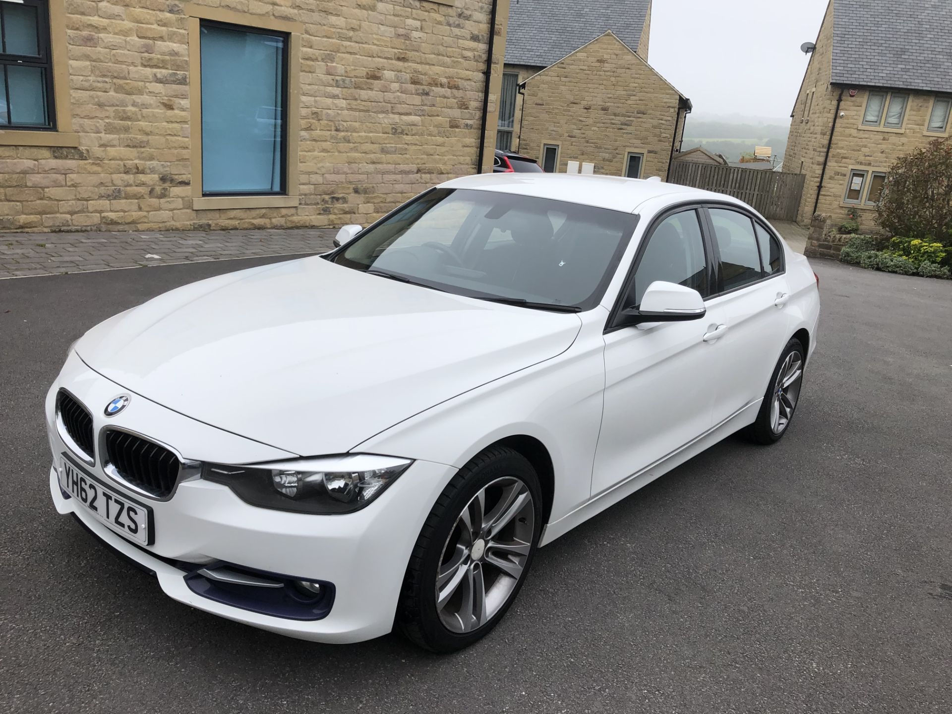 2012/62 REG BMW 320D SPORT 2.0 DIESEL 4 DOOR SALOON WHITE, SHOWING 2 FORMER KEEPERS *NO VAT* - Image 4 of 11