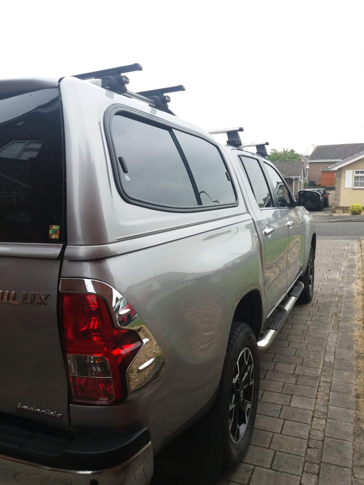 2017/17 REG TOYOTA HILUX INVINCIBLE X D-4D 4WD DOUBLE CAB 2.4 DIESEL, SHOWING 0 FORMER KEEPERS - Image 4 of 10