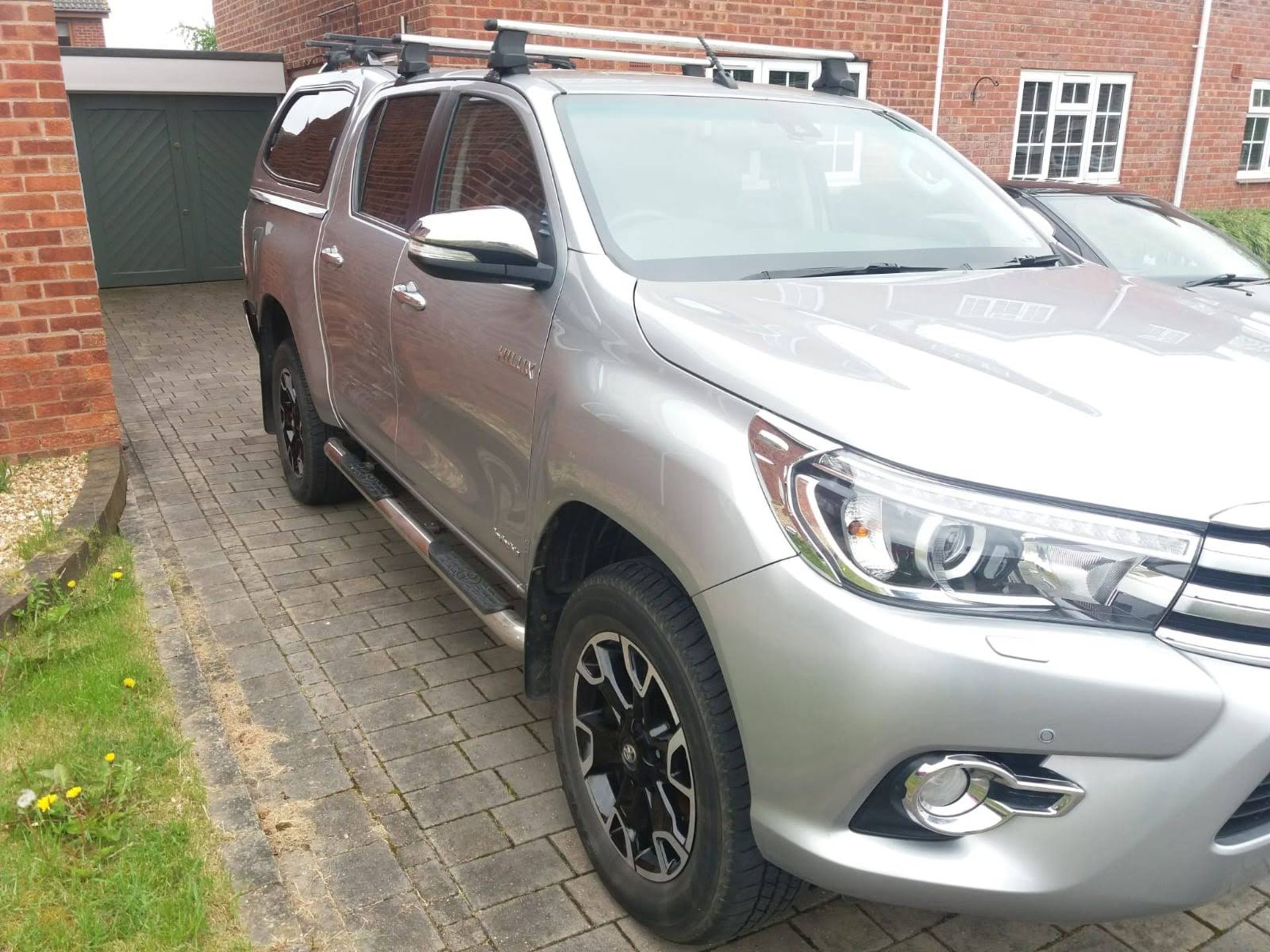 2017/17 REG TOYOTA HILUX INVINCIBLE X D-4D 4WD DOUBLE CAB 2.4 DIESEL, SHOWING 0 FORMER KEEPERS