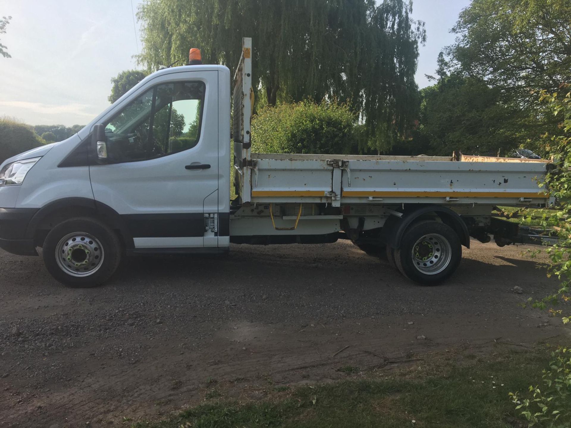 2015/15 REG FORD TRANSIT 350 TIPPER WHITE 2.2 DIESEL, SHOWING 0 FORMER KEEPERS *PLUS VAT* - Image 4 of 10