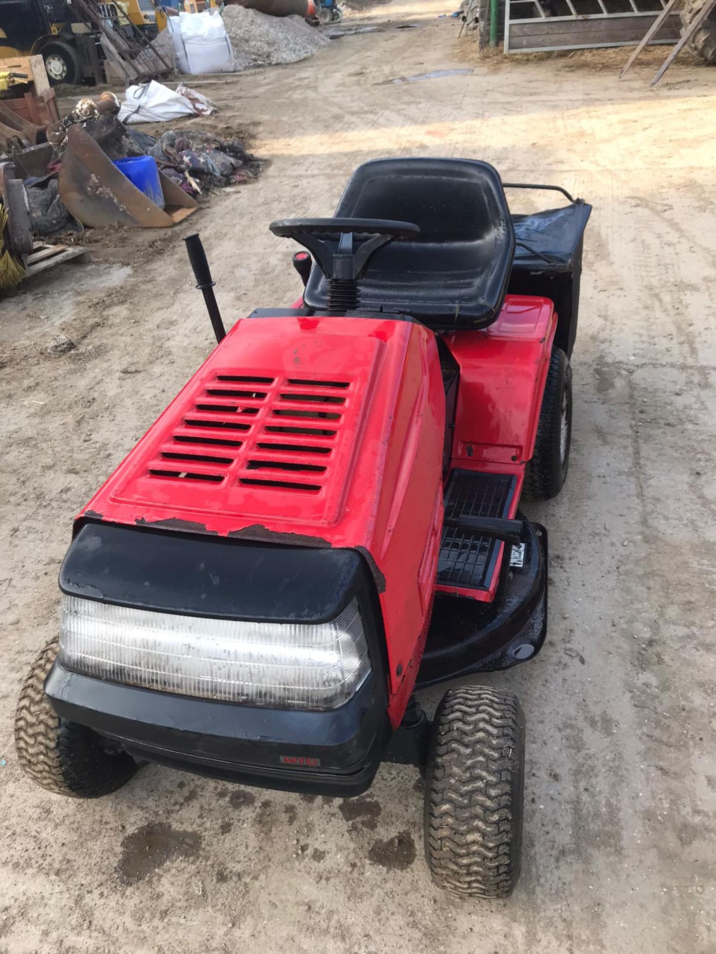 LAWNFLITE MODEL 555 RIDE ON LAWN MOWER, 12.5HP ENGINE *NO VAT* - Image 2 of 4