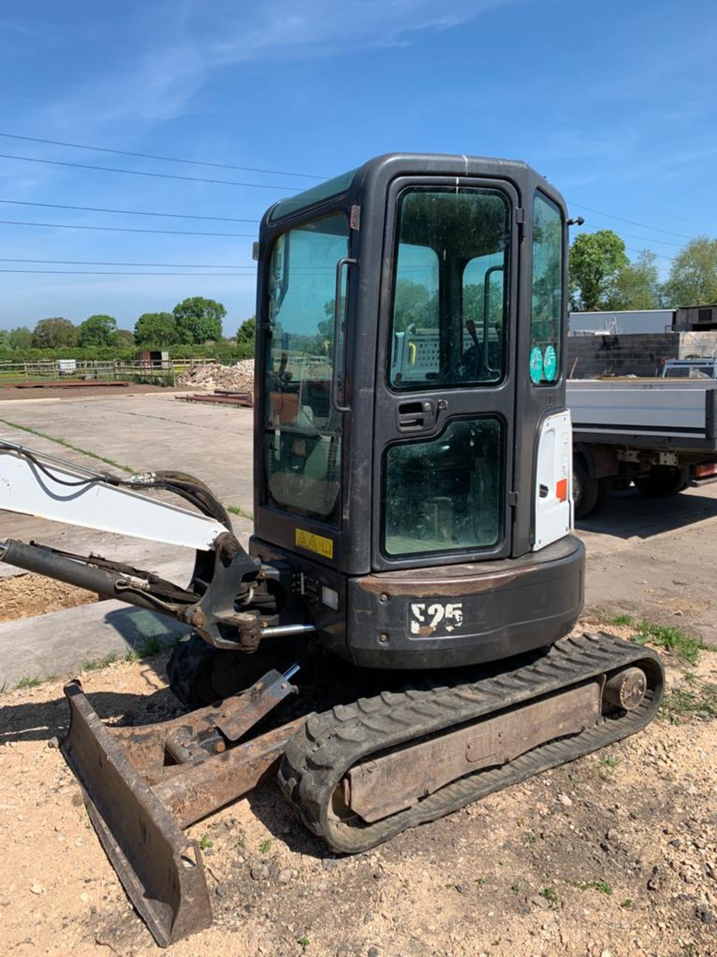 BOBCAT E25 RUBBER TRACKED COMPACT EXCAVATOR / DIGGER, YEAR 2014, 15.3 KW, MASS 2516 KG *PLUS VAT* - Image 5 of 18