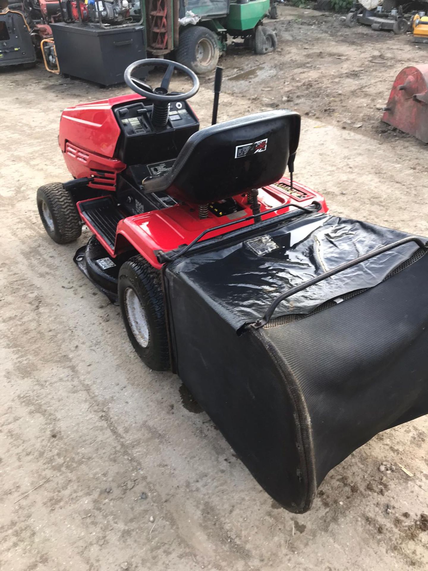 LAWNFLITE MODEL 555 RIDE ON LAWN MOWER, 12.5HP ENGINE *NO VAT* - Image 3 of 4