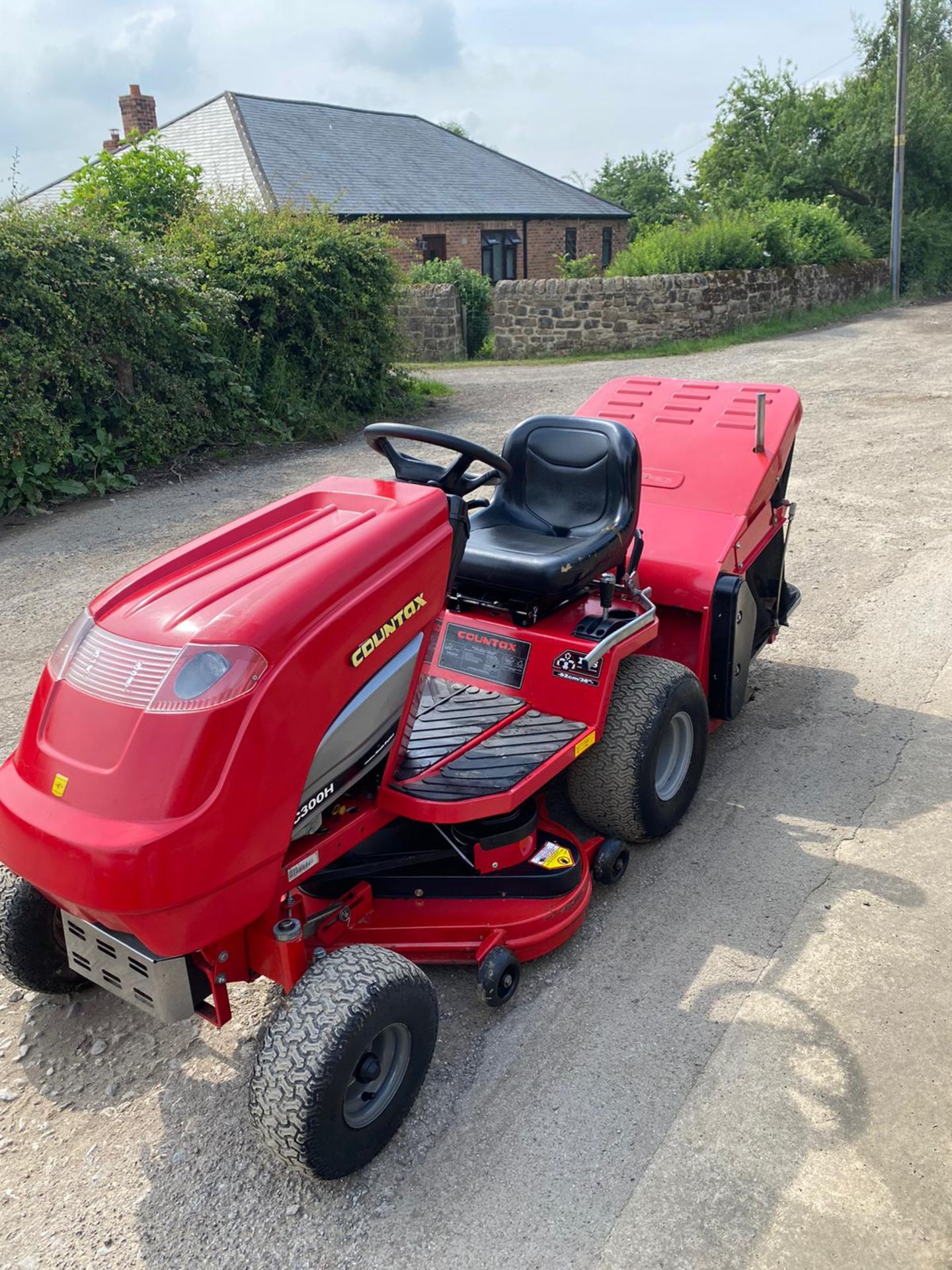 COUNTAX C300H RIDE ON LAWN MOWER, RUNS, WORKS AND CUTS WELL, IN GOOD CONDITION *NO VAT* - Image 5 of 6