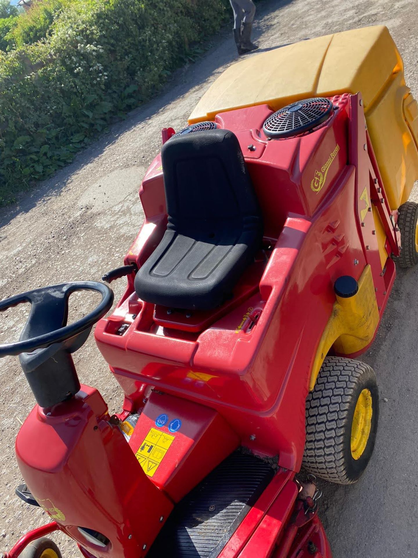 GIANNI FERRARI TG TECH RIDE ON LAWNMOWER, HIGH TIP, RUNS, WORKS, CUTS & COLLECTS *NO VAT* - Image 4 of 5