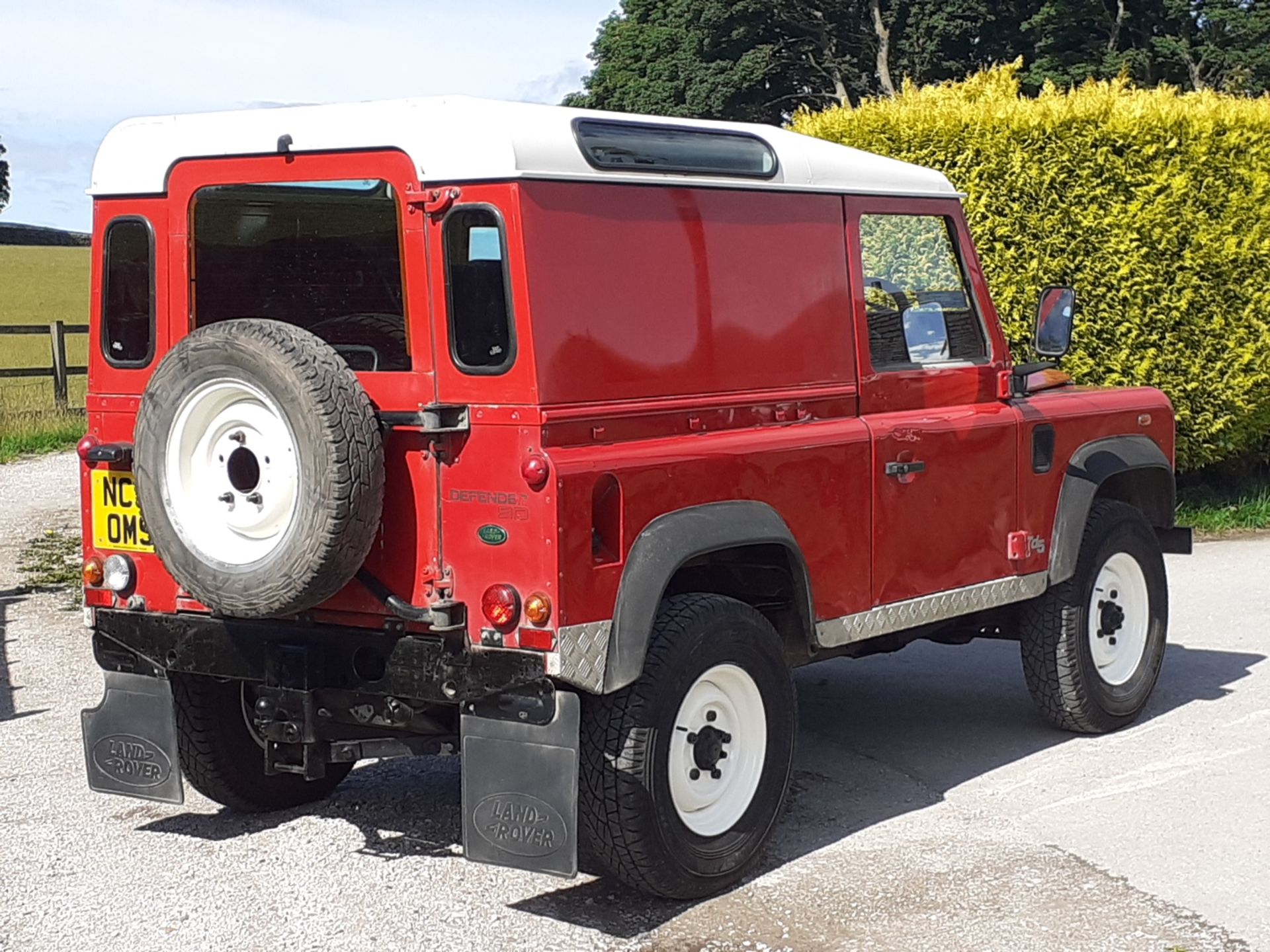 2002/51 REG LAND ROVER DEFENDER 90 PICK-UP TD5 RED 2.5 DIESEL 130 BHP, SHOWING 2 FORMER KEEPERS - Image 9 of 14