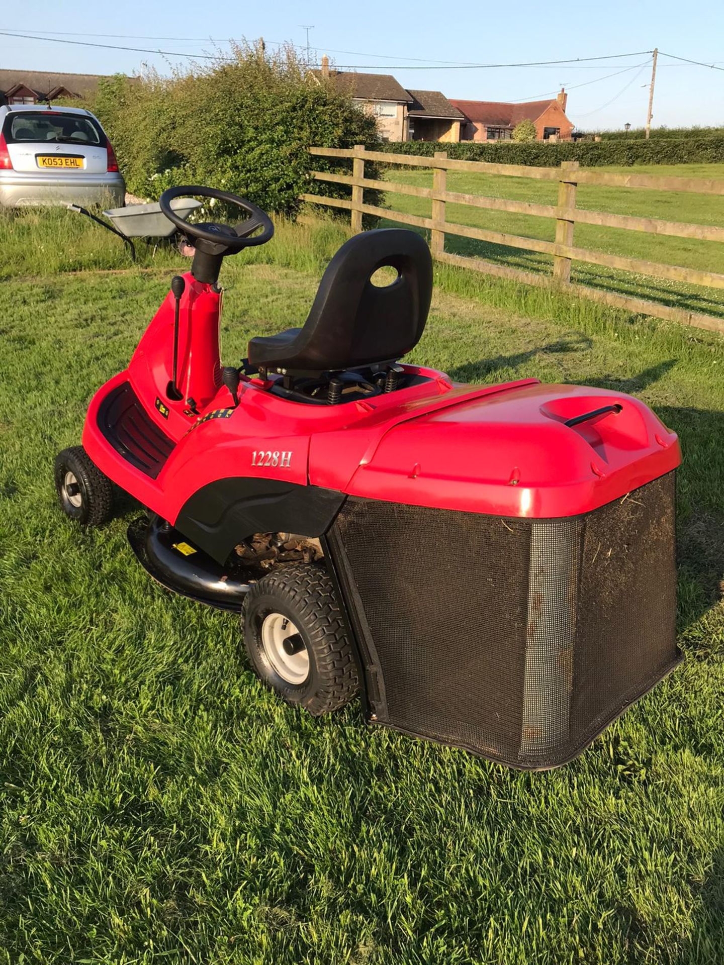 MOUNTFIELD 1228H RIDE ON LAWN MOWER WITH COLLECTOR, RUNS, DRIVES AND CUTS, CLEAN MOWER *NO VAT* - Image 3 of 4