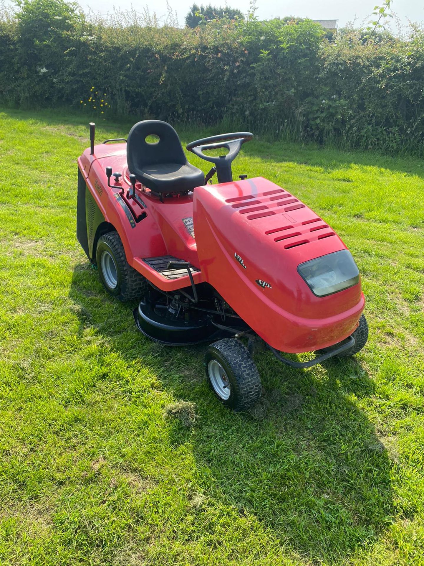 MOUNTFIELD 12.5/92 RIDE ON LAWN MOWER WITH COLLECTOR, RUNS, CUTS AND DRIVES *NO VAT*