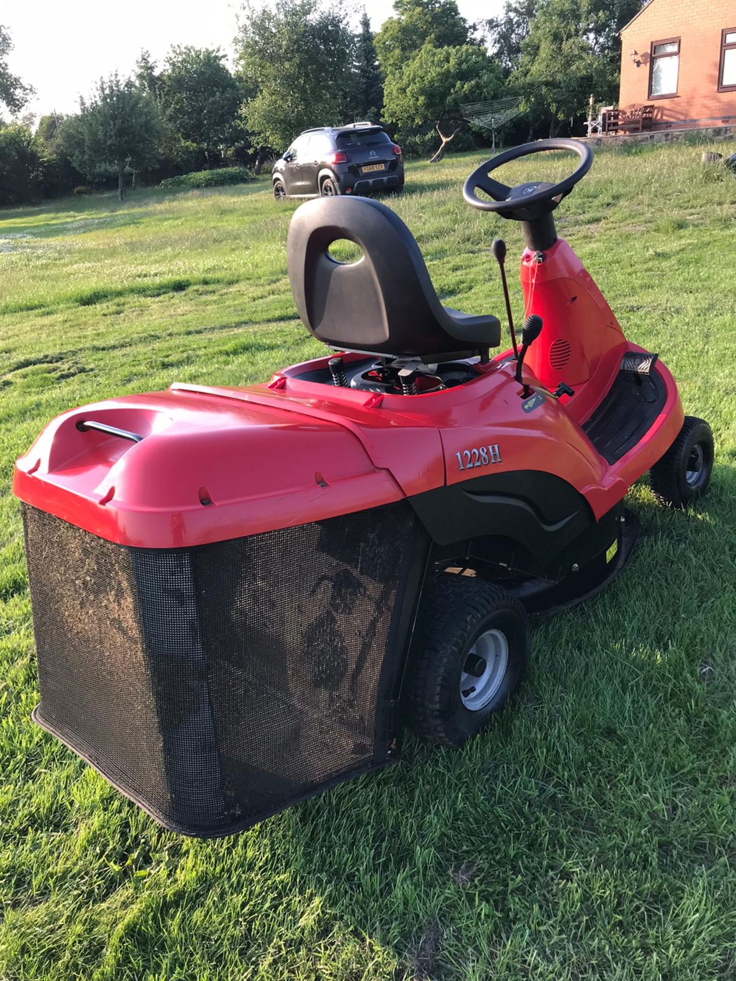 MOUNTFIELD 1228H RIDE ON LAWN MOWER WITH COLLECTOR, RUNS, DRIVES AND CUTS, CLEAN MOWER *NO VAT* - Image 4 of 4