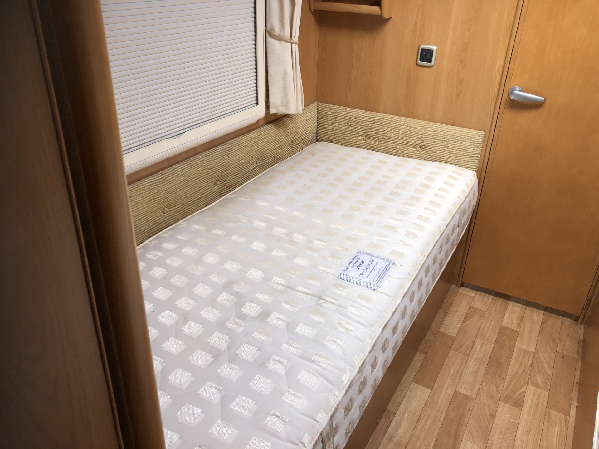 LUXURY 2009 BUCCANEER CLIPPER TWIN AXLE 4 BERTH CARAVAN WITH END WASHROOM *NO VAT* - Image 9 of 20