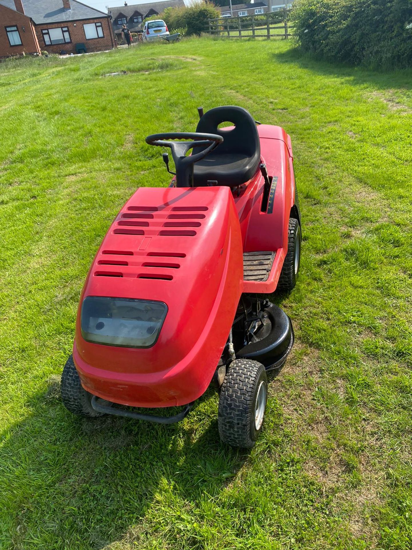 MOUNTFIELD 12.5/92 RIDE ON LAWN MOWER WITH COLLECTOR, RUNS, CUTS AND DRIVES *NO VAT* - Image 2 of 5