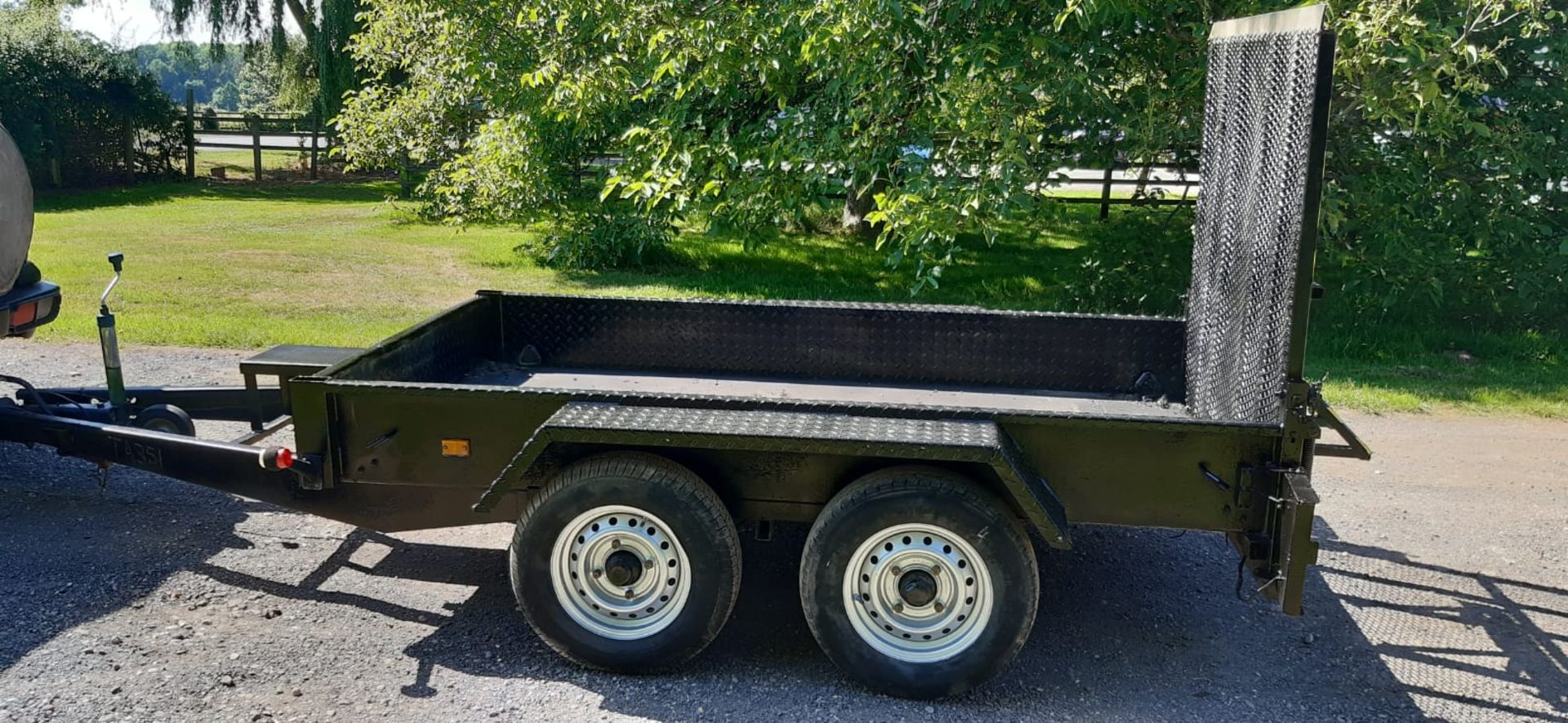 TWIN AXLE TOW-ABLE BLACK PLANT TRAILER WITH RAMP *NO VAT* - Image 4 of 7