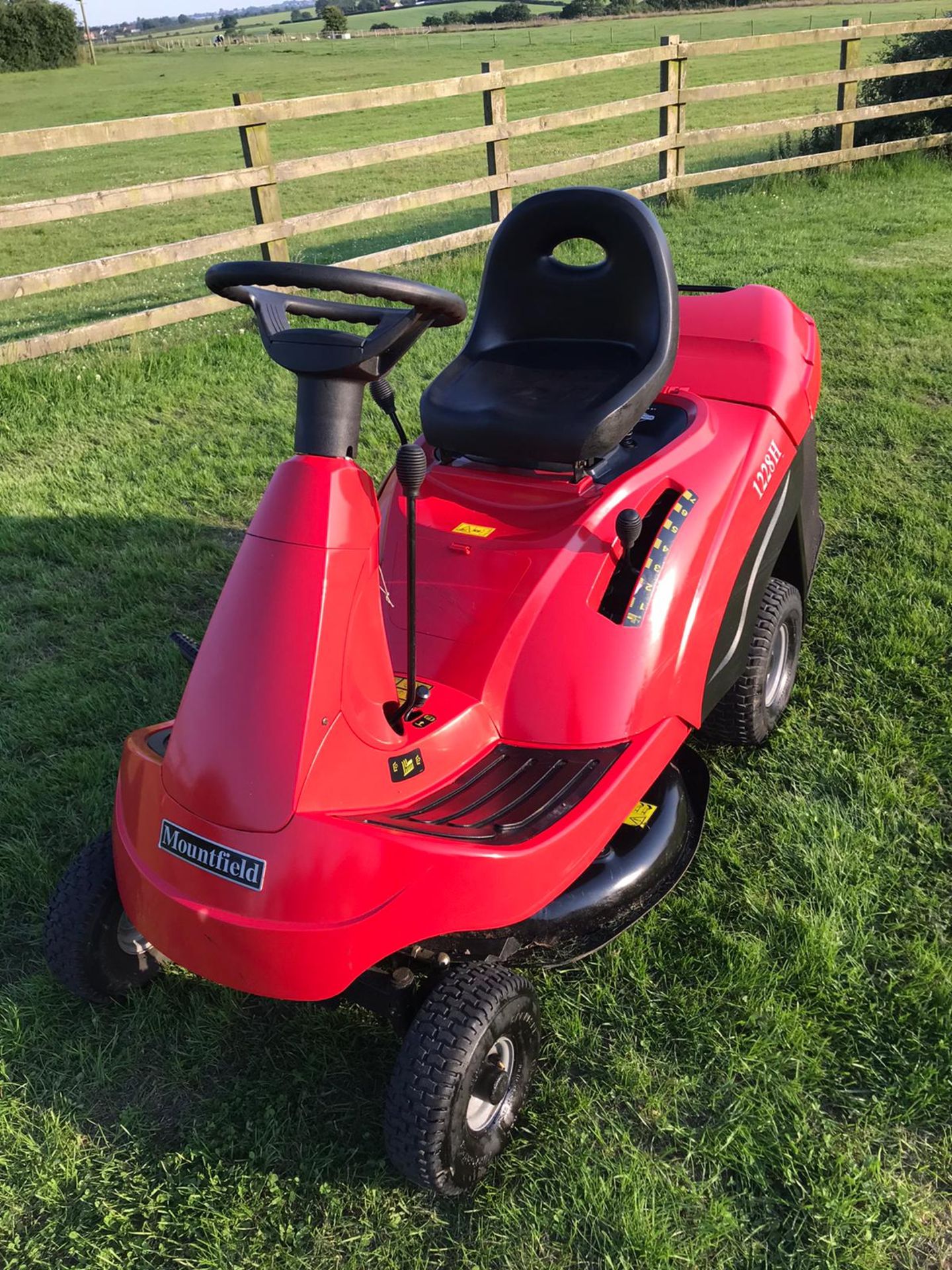 MOUNTFIELD 1228H RIDE ON LAWN MOWER WITH COLLECTOR, RUNS, DRIVES AND CUTS, CLEAN MOWER *NO VAT* - Image 2 of 4