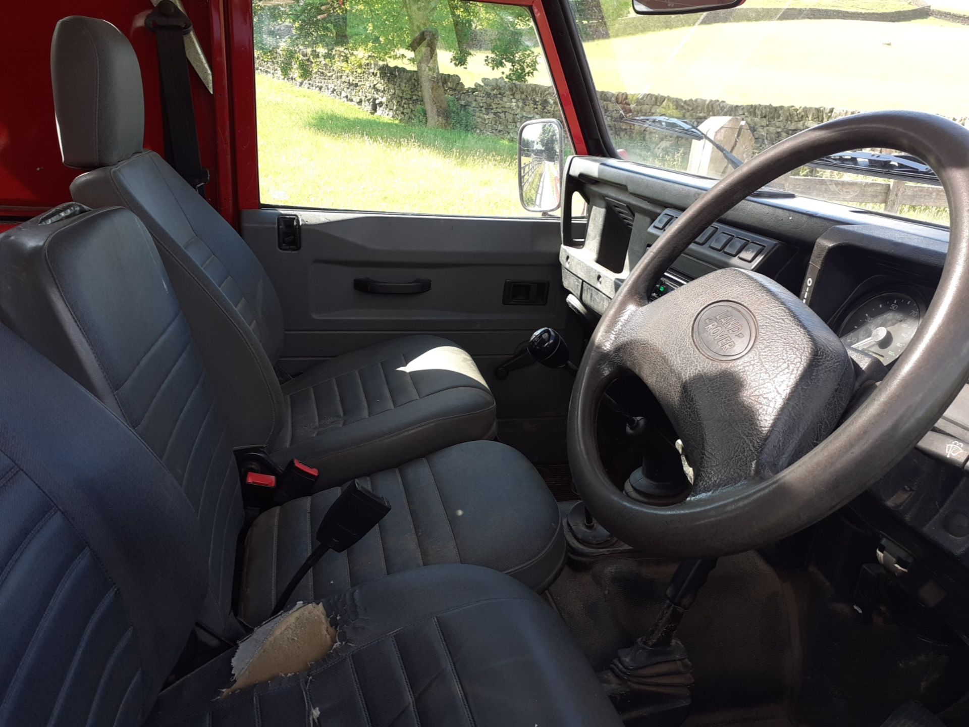 2002/51 REG LAND ROVER DEFENDER 90 PICK-UP TD5 RED 2.5 DIESEL 130 BHP, SHOWING 2 FORMER KEEPERS - Image 12 of 14