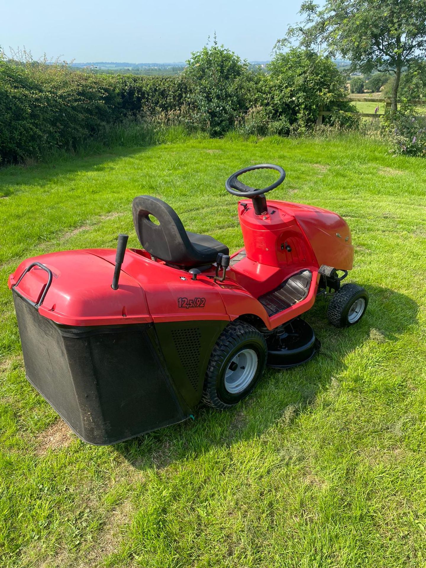 MOUNTFIELD 12.5/92 RIDE ON LAWN MOWER WITH COLLECTOR, RUNS, CUTS AND DRIVES *NO VAT* - Image 3 of 5