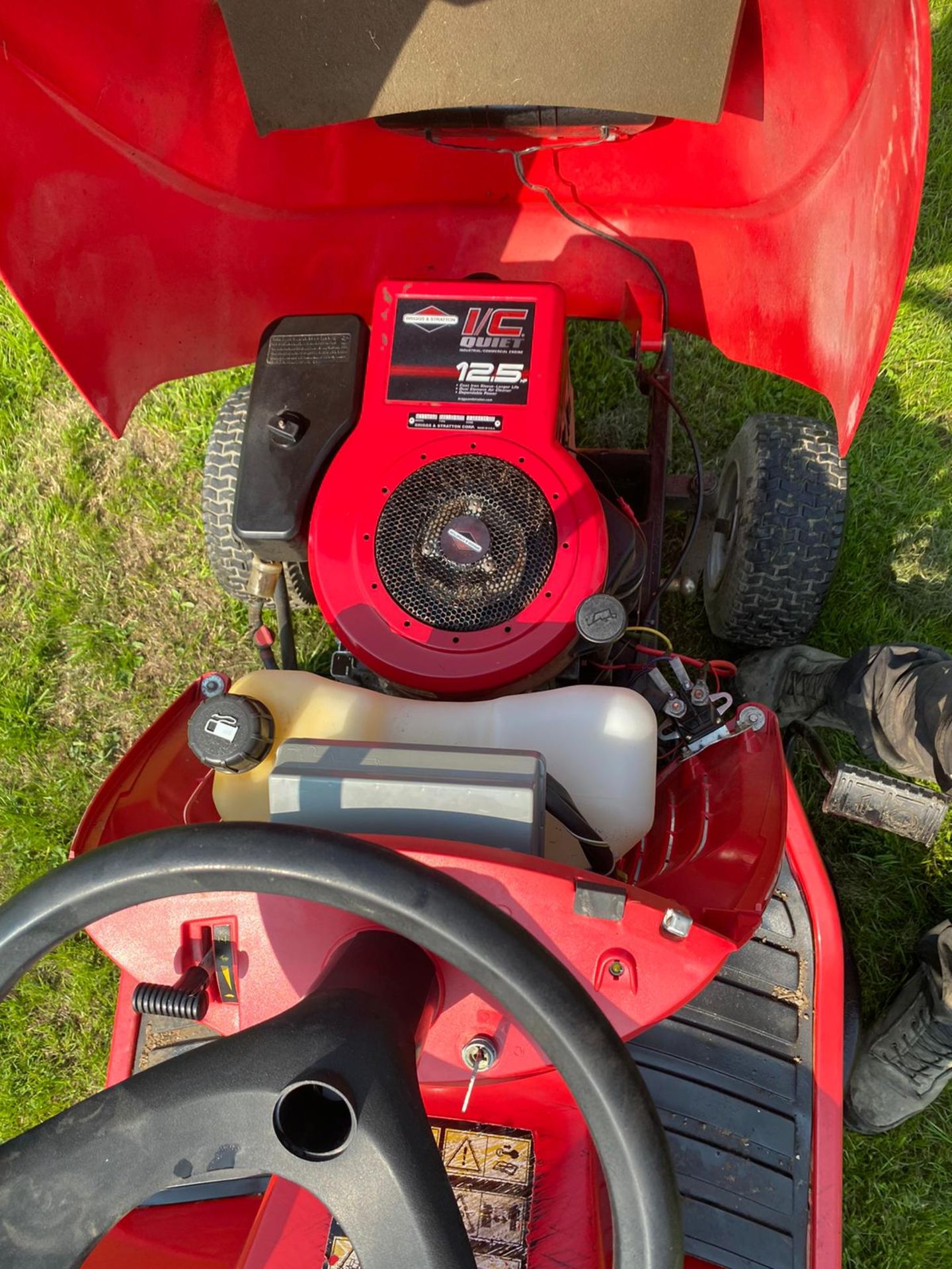 MOUNTFIELD 12.5/92 RIDE ON LAWN MOWER WITH COLLECTOR, RUNS, CUTS AND DRIVES *NO VAT* - Image 5 of 5