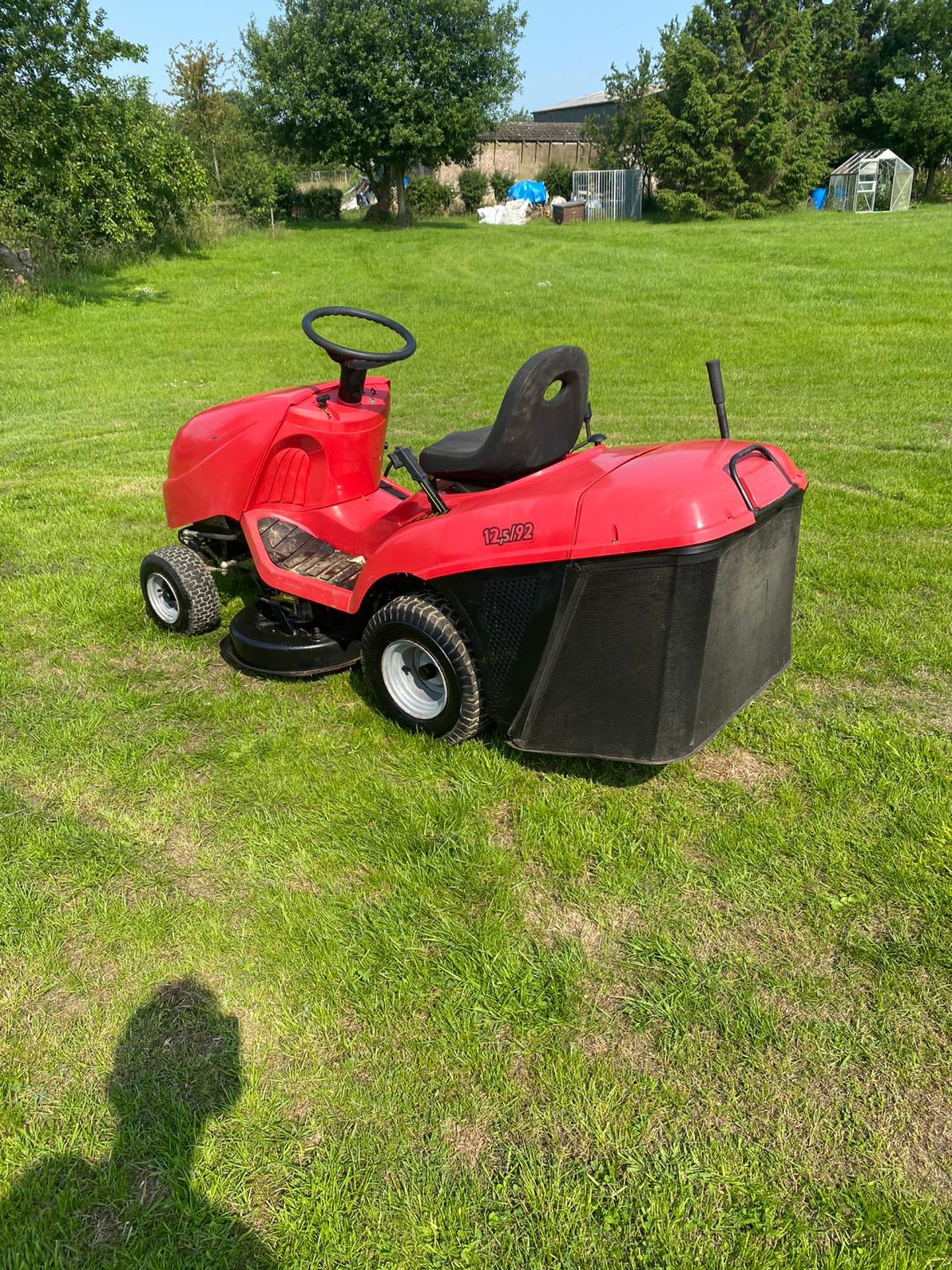 MOUNTFIELD 12.5/92 RIDE ON LAWN MOWER WITH COLLECTOR, RUNS, CUTS AND DRIVES *NO VAT* - Image 4 of 5