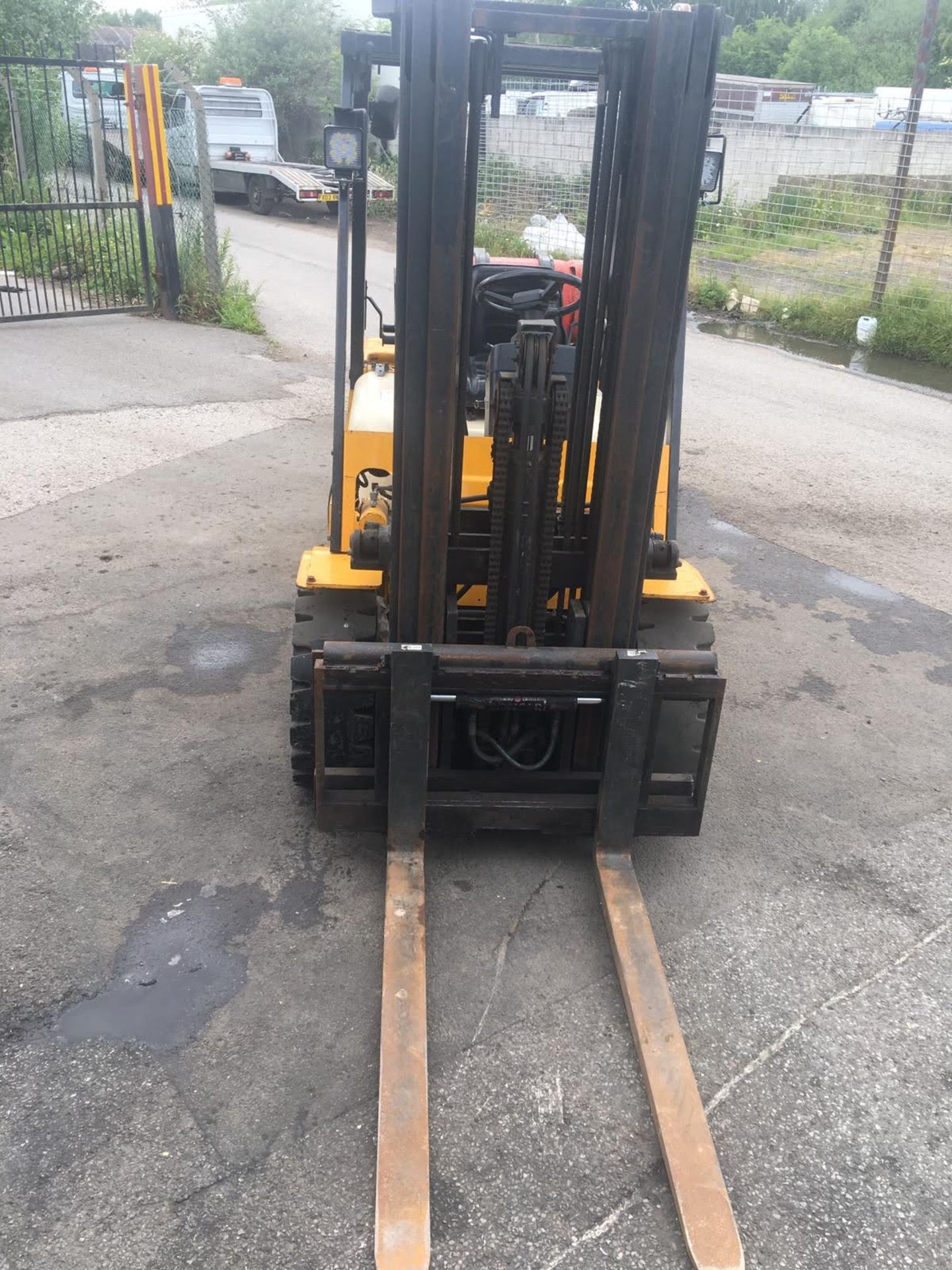 HALLA HLF-30, 3 TONNE LPG / GAS FORKLIFT, SIDE-SHIFT, RUNS, WORKS AND LIFTS, GOOD BRAKES *NO VAT* - Image 2 of 17