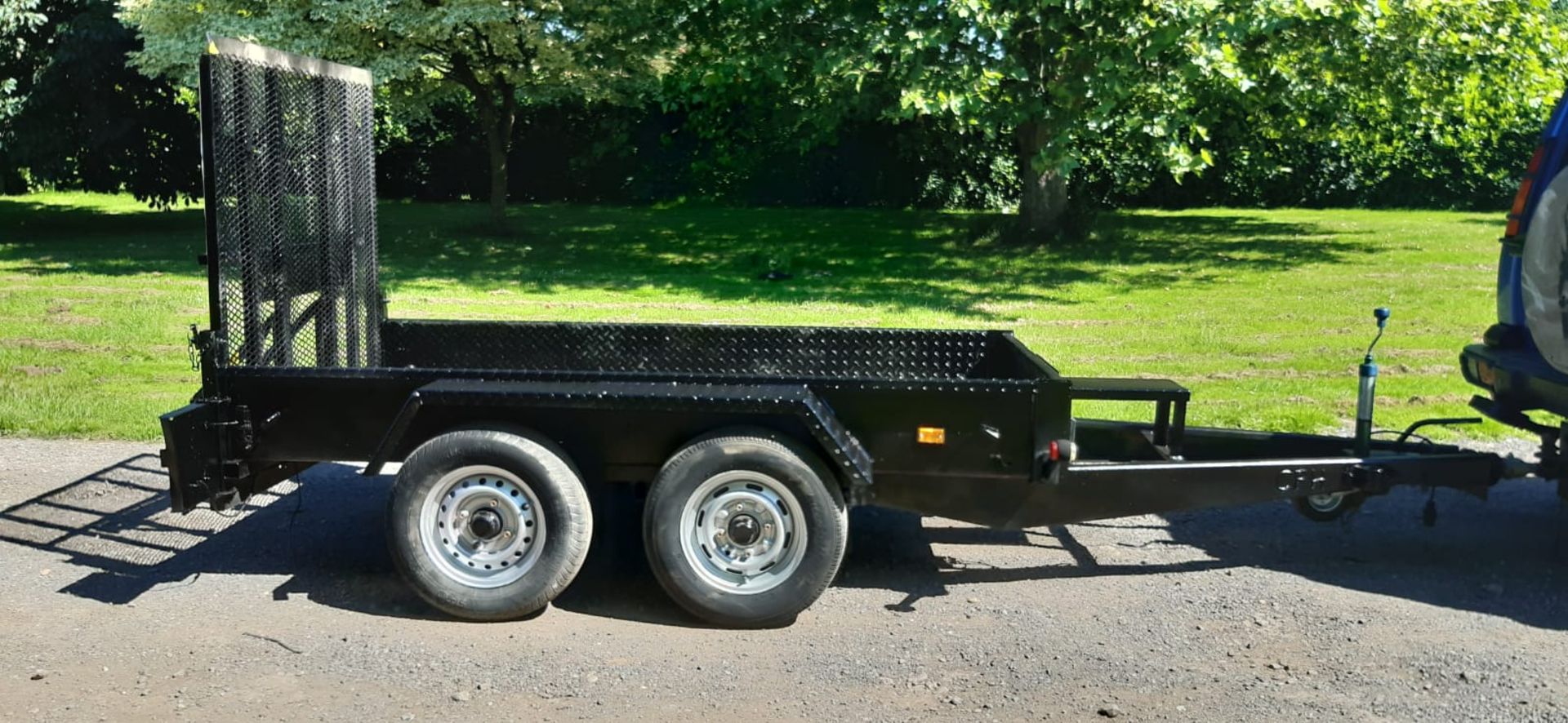 TWIN AXLE TOW-ABLE BLACK PLANT TRAILER WITH RAMP *NO VAT* - Image 2 of 7