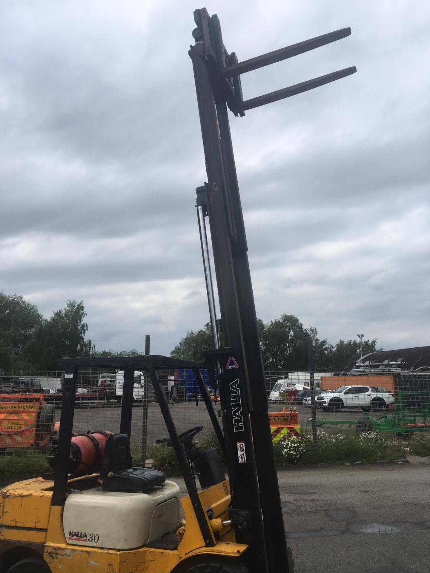 HALLA HLF-30, 3 TONNE LPG / GAS FORKLIFT, SIDE-SHIFT, RUNS, WORKS AND LIFTS, GOOD BRAKES *NO VAT* - Image 10 of 17