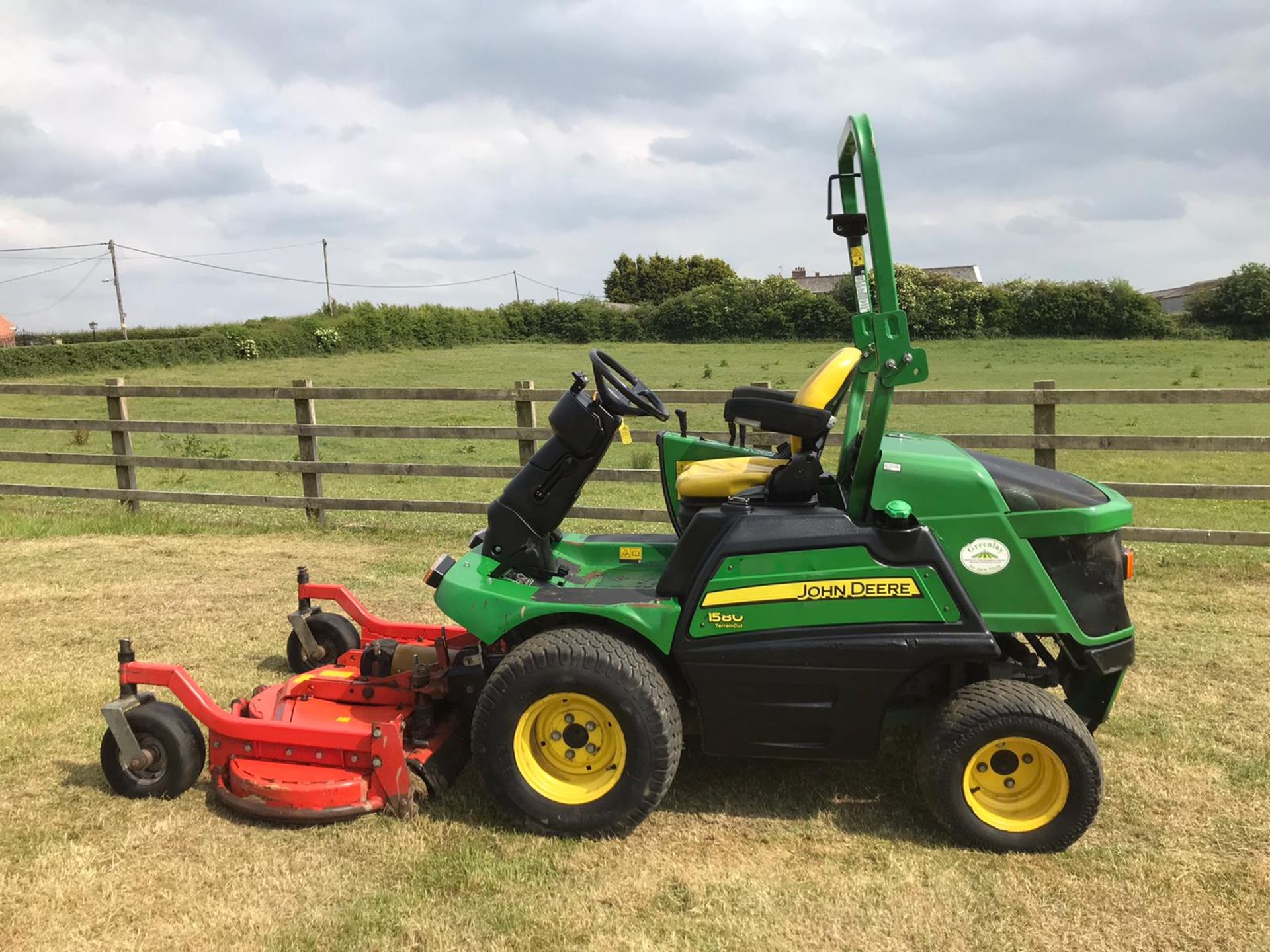 2016 JOHN DEERE 1580 C/W OUTFRONT MOWER DECK, RUNS, DRIVES & CUTS, ROAD REGISTERED - OTS *PLUS VAT* - Image 3 of 4