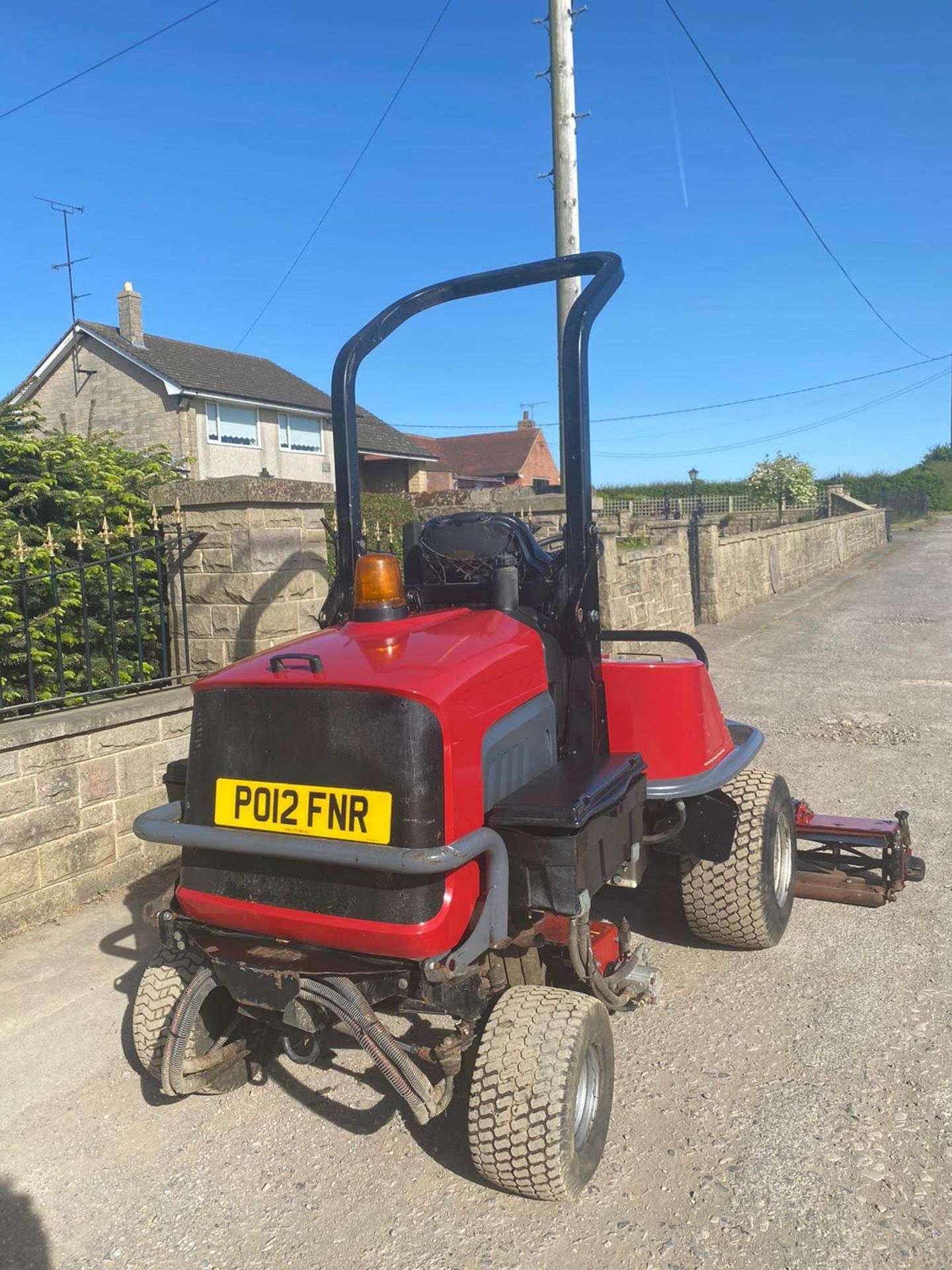 2012 TORO LT3240 RIDE ON LAWN MOWER, LOW HOURS - ONLY 1700, 4 WHEEL DRIVE, IN GOOD CONDITION - Image 4 of 9