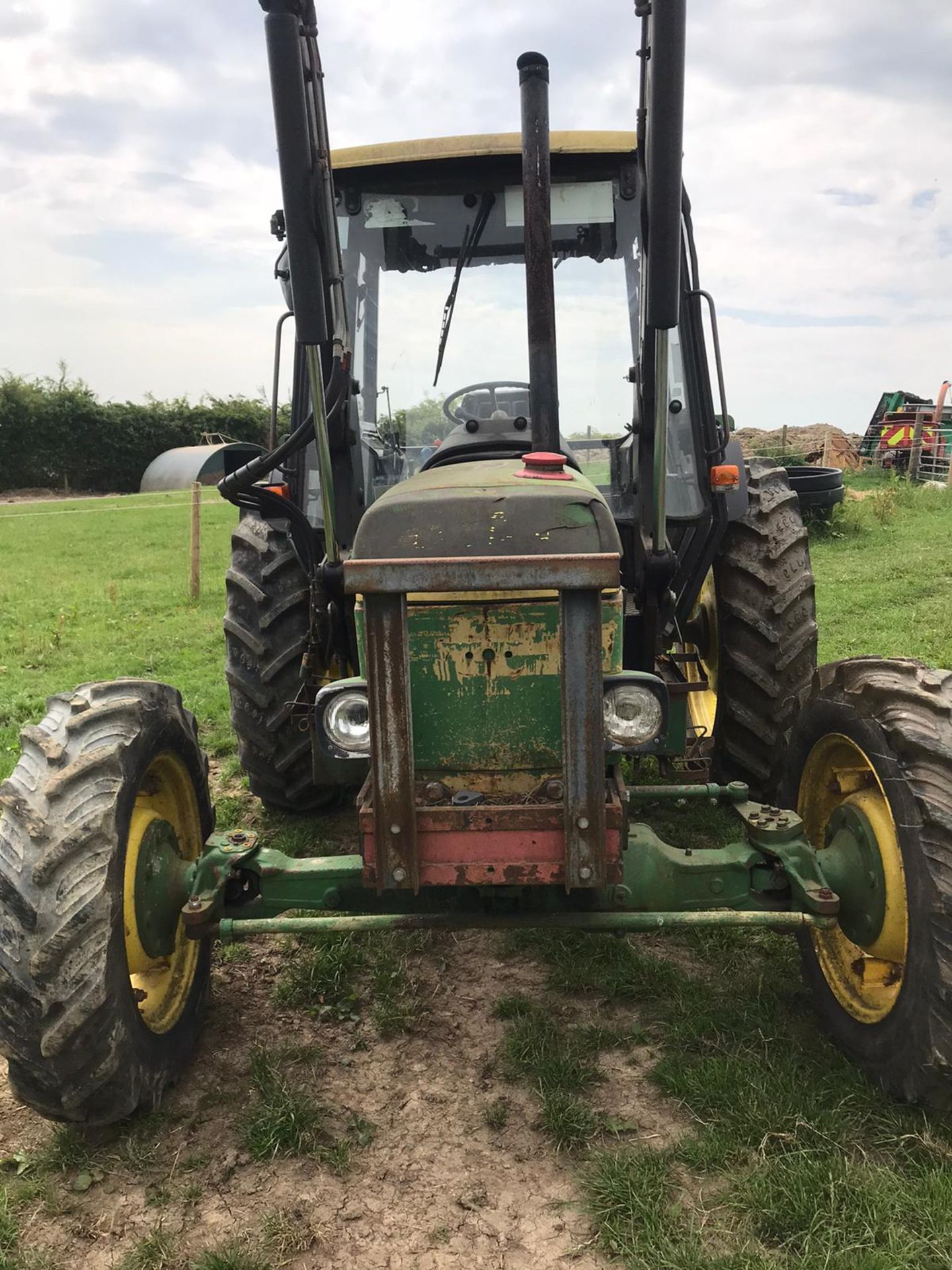 JOHN DEERE 1750 TRACTOR WITH LOADER 4WD, RUNS, DRIVES AND LIFTS *PLUS VAT* - Image 2 of 4