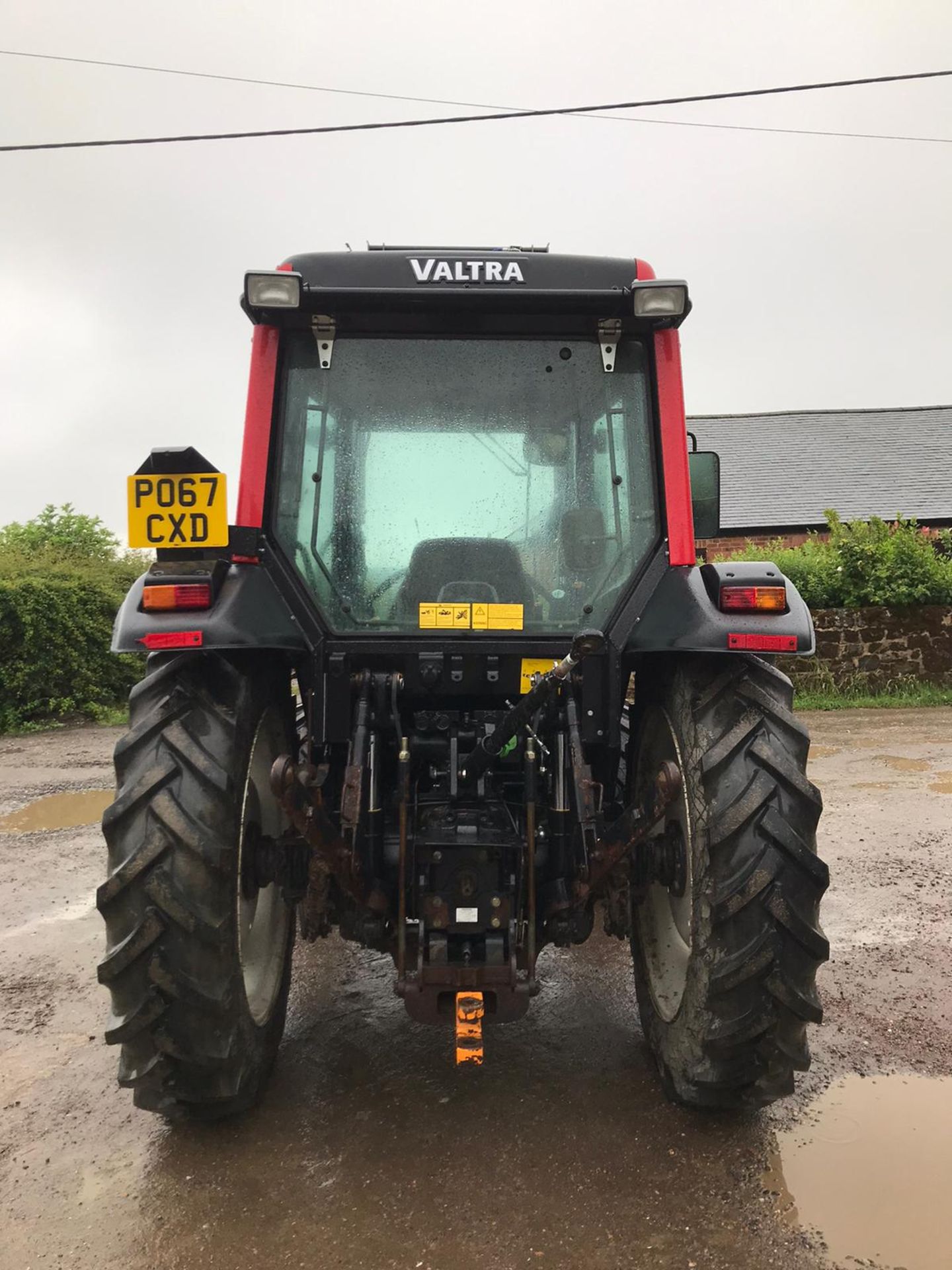 2017/67 REG VALTRA A73 TRACTOR WITH LOADER, RUNS, DRIVES AND LIFTS, SHOWING 550 HOURS *PLUS VAT* - Image 2 of 5