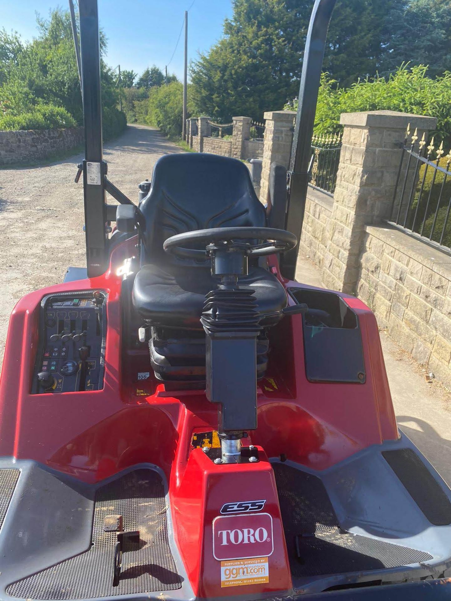 2012 TORO LT3240 RIDE ON LAWN MOWER, LOW HOURS - ONLY 1700, 4 WHEEL DRIVE, IN GOOD CONDITION - Image 8 of 9