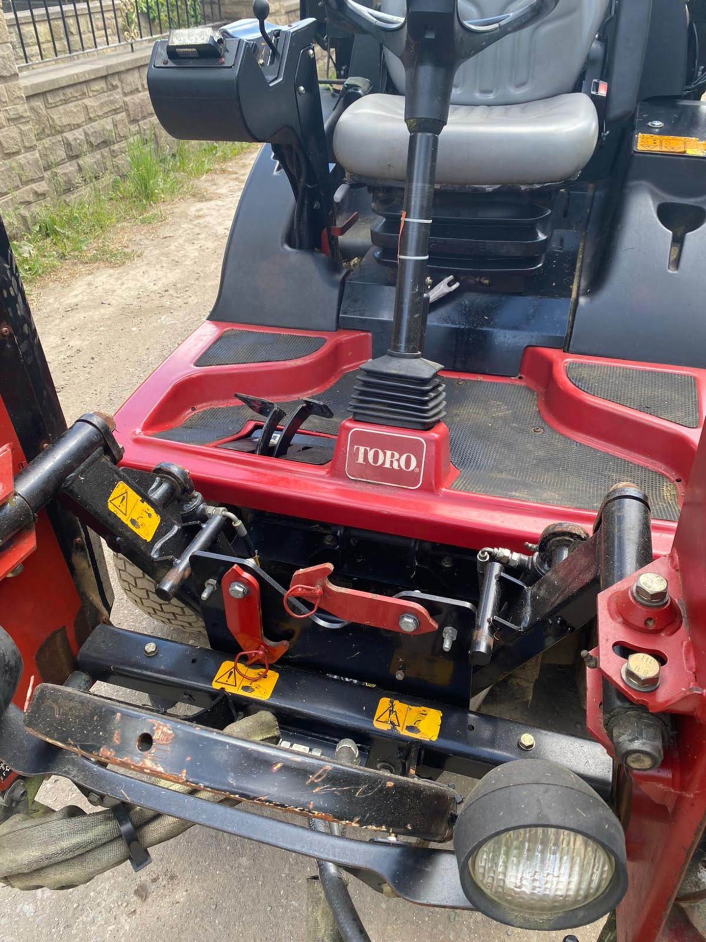 2010 TORO CT2140 RIDE ON LAWN MOWER, 4 WHEEL DRIVE, YEAR 2010, 3 CYLINDER KUBOTA DIESEL ENGINE - Image 6 of 8