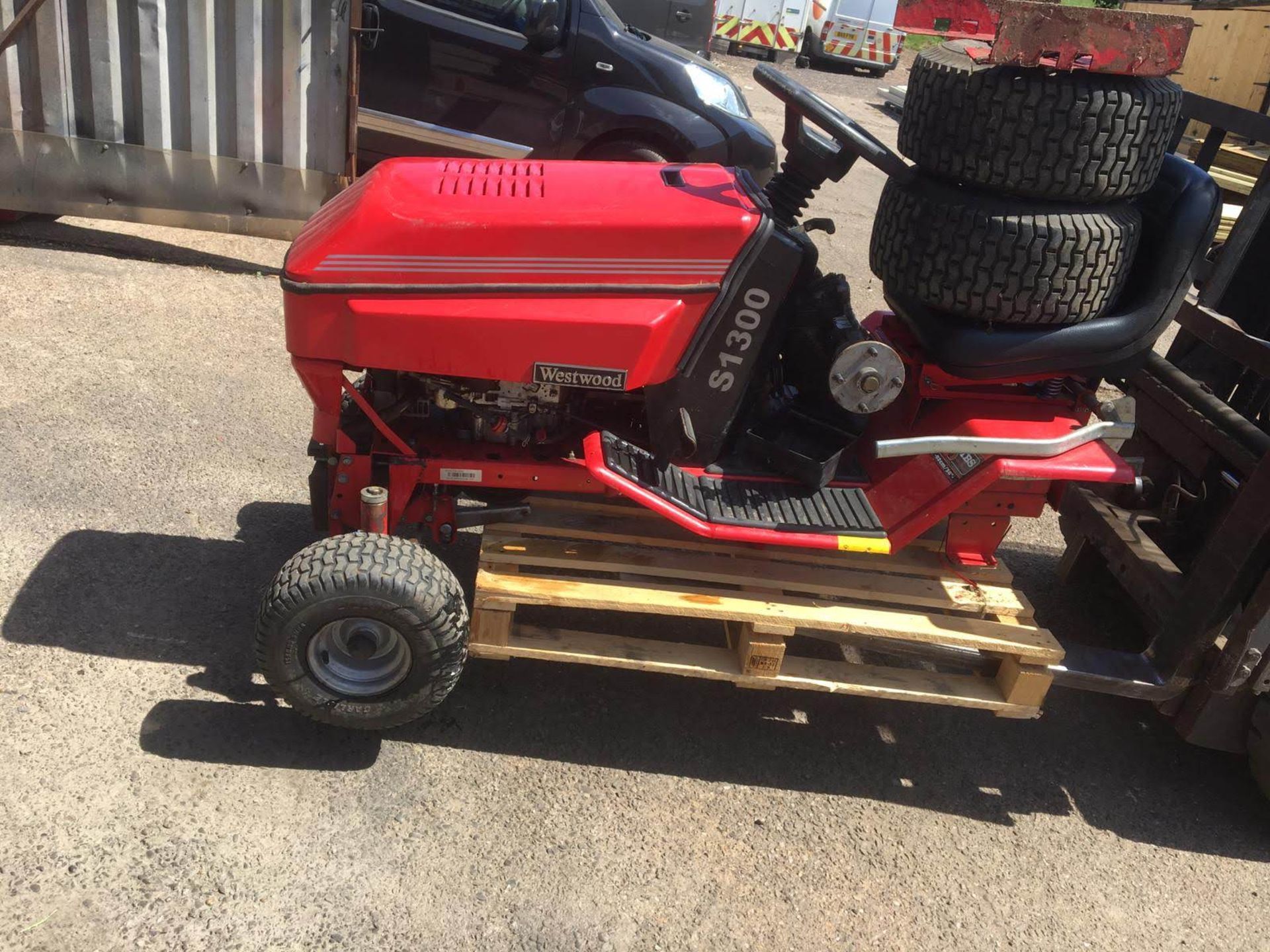 WESTWOOD S1300 RIDE ON LAWN MOWER, C/W DECK, WHEELS & GRASS COLLECTOR, SELLING AS SPARES / REPAIRS - Image 2 of 13