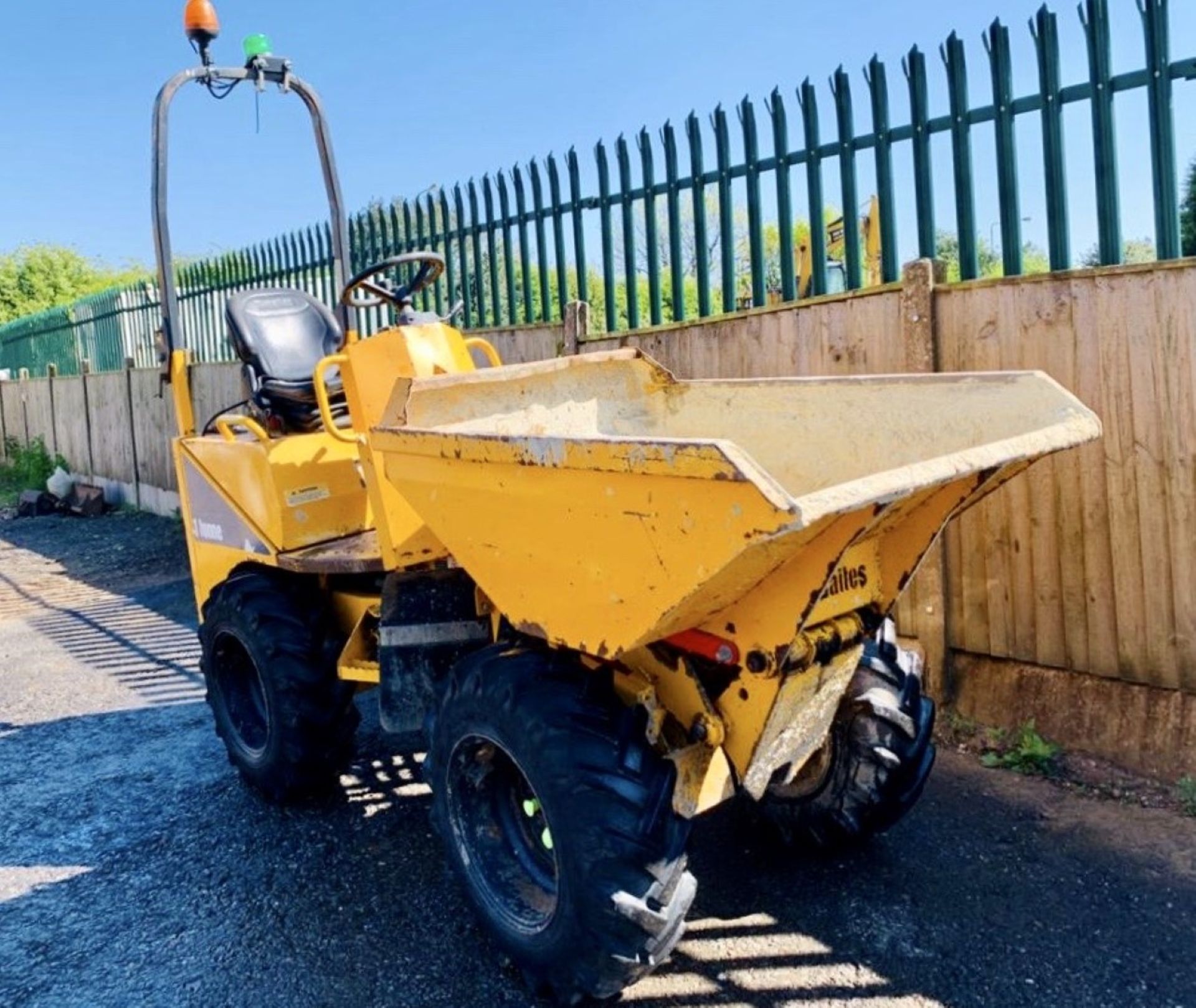 THWAITES 1 TONNE MACH 201 HIGH TIP DUMPER, YEAR 2013, HYDROSTATIC DRIVE, FOLDING ROPS, GOOD TYRES - Image 6 of 13