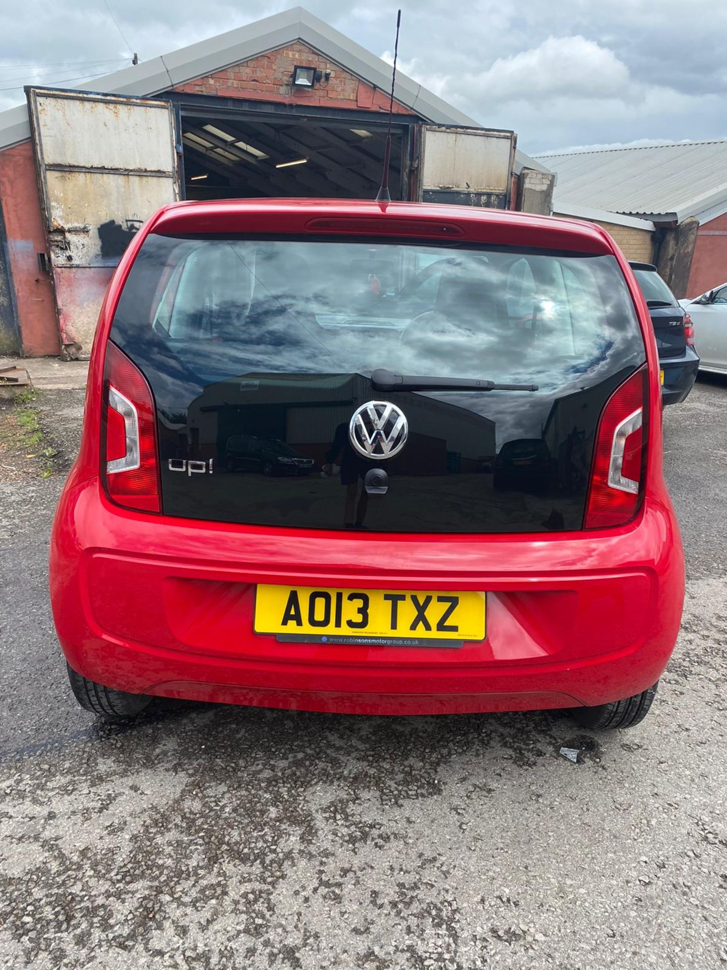 2013/13 REG VOLKSWAGEN MOVE UP 1.0 PETROL RED 3DR HATCHBACK, SHOWING 2 FORMER KEEPERS *NO VAT* - Image 6 of 19